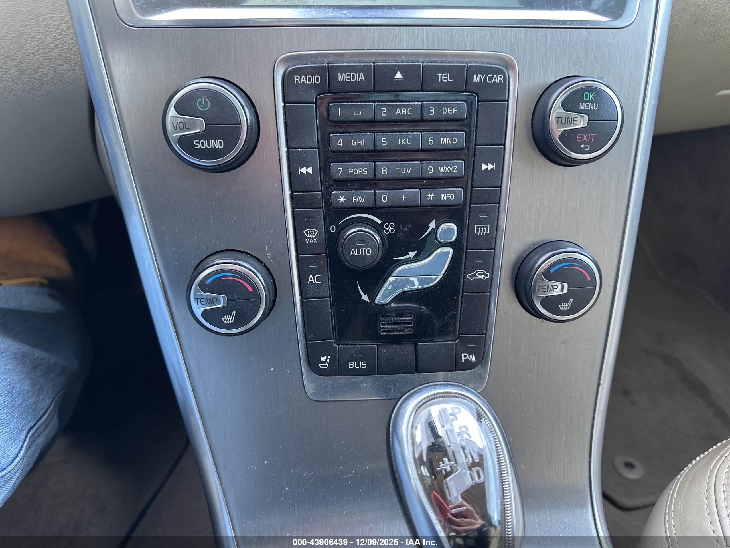 VOLVO XC60 image 6