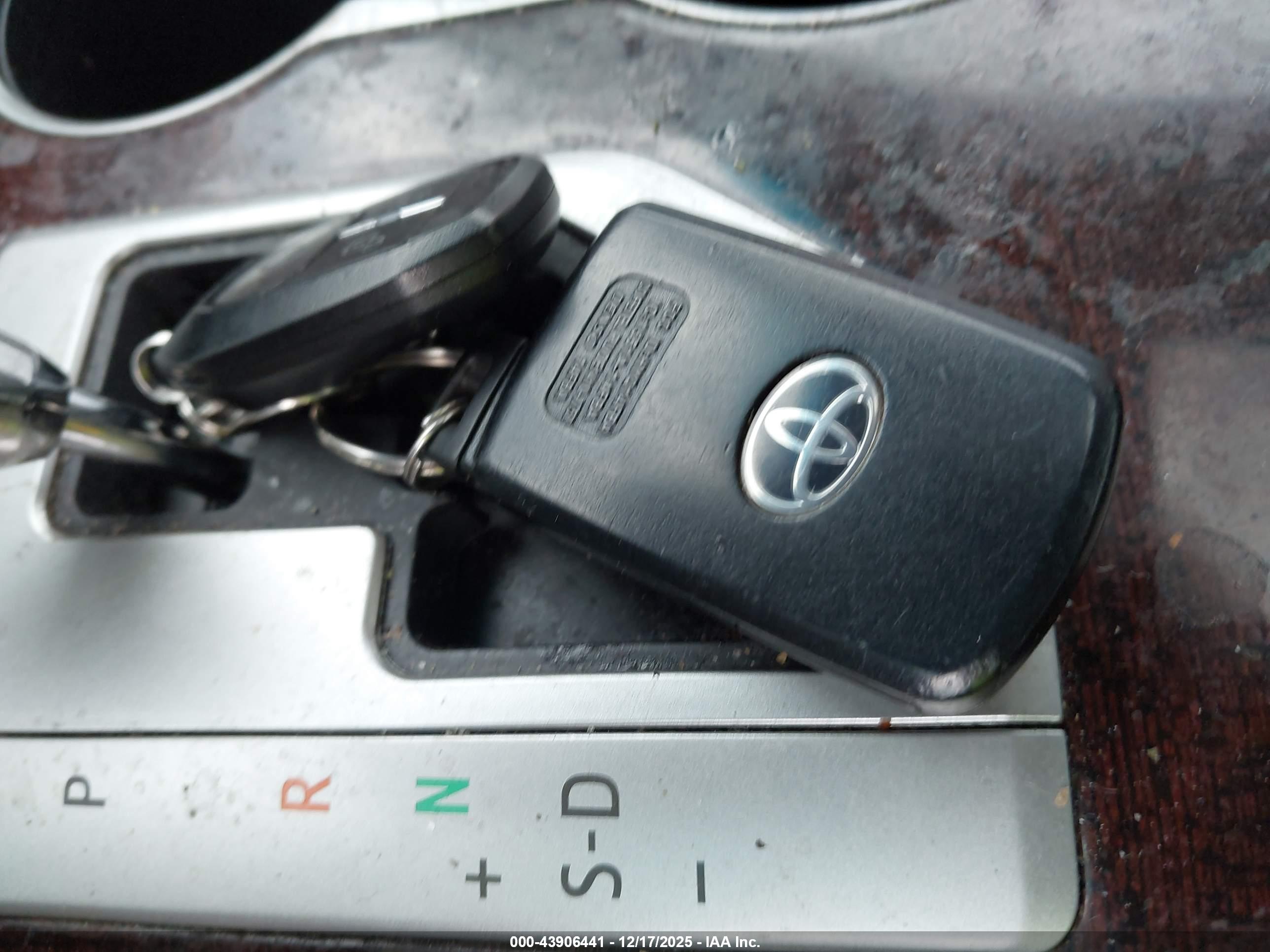 TOYOTA CAMRY image 11