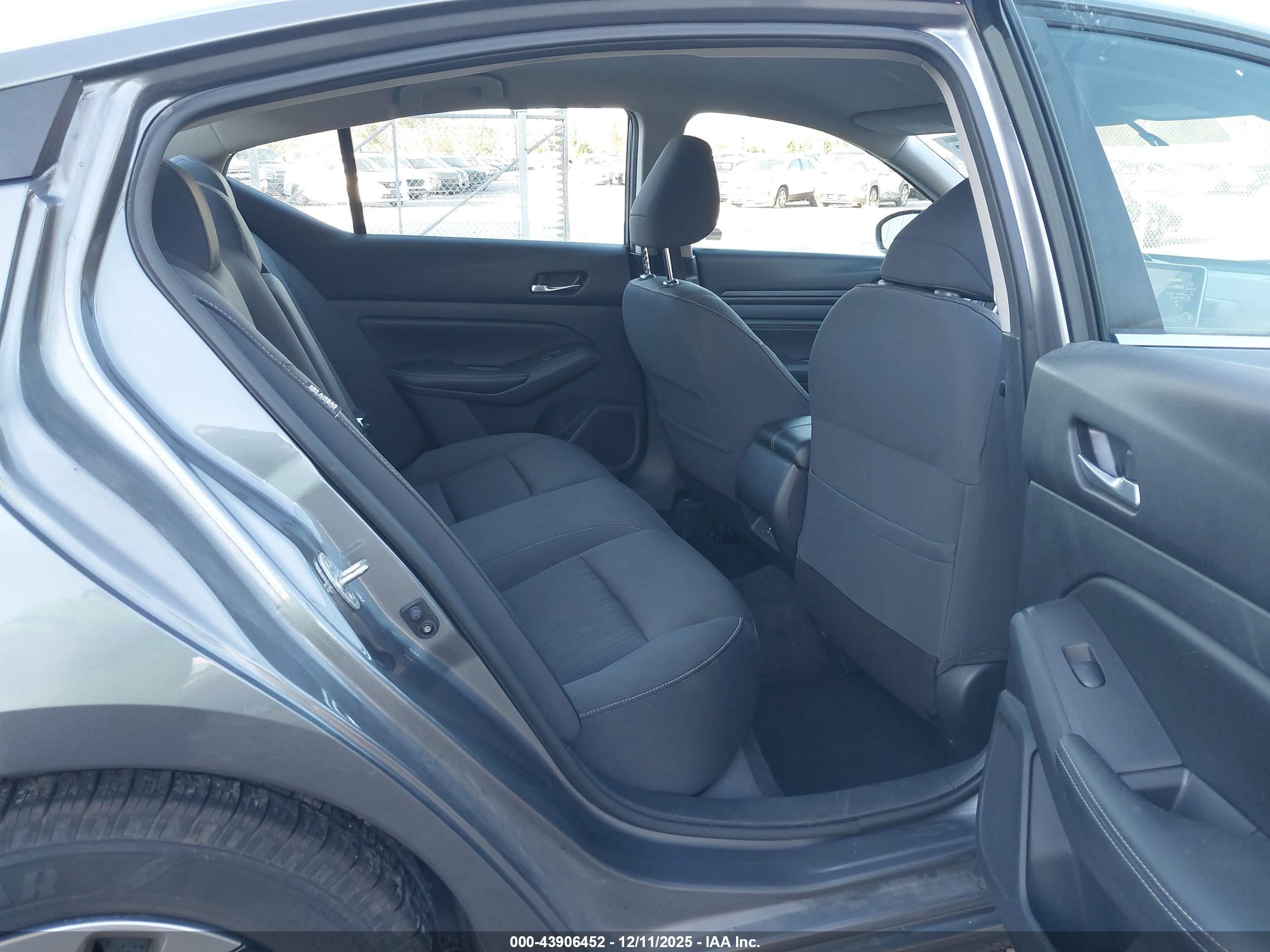 NISSAN ALTIMA image 8