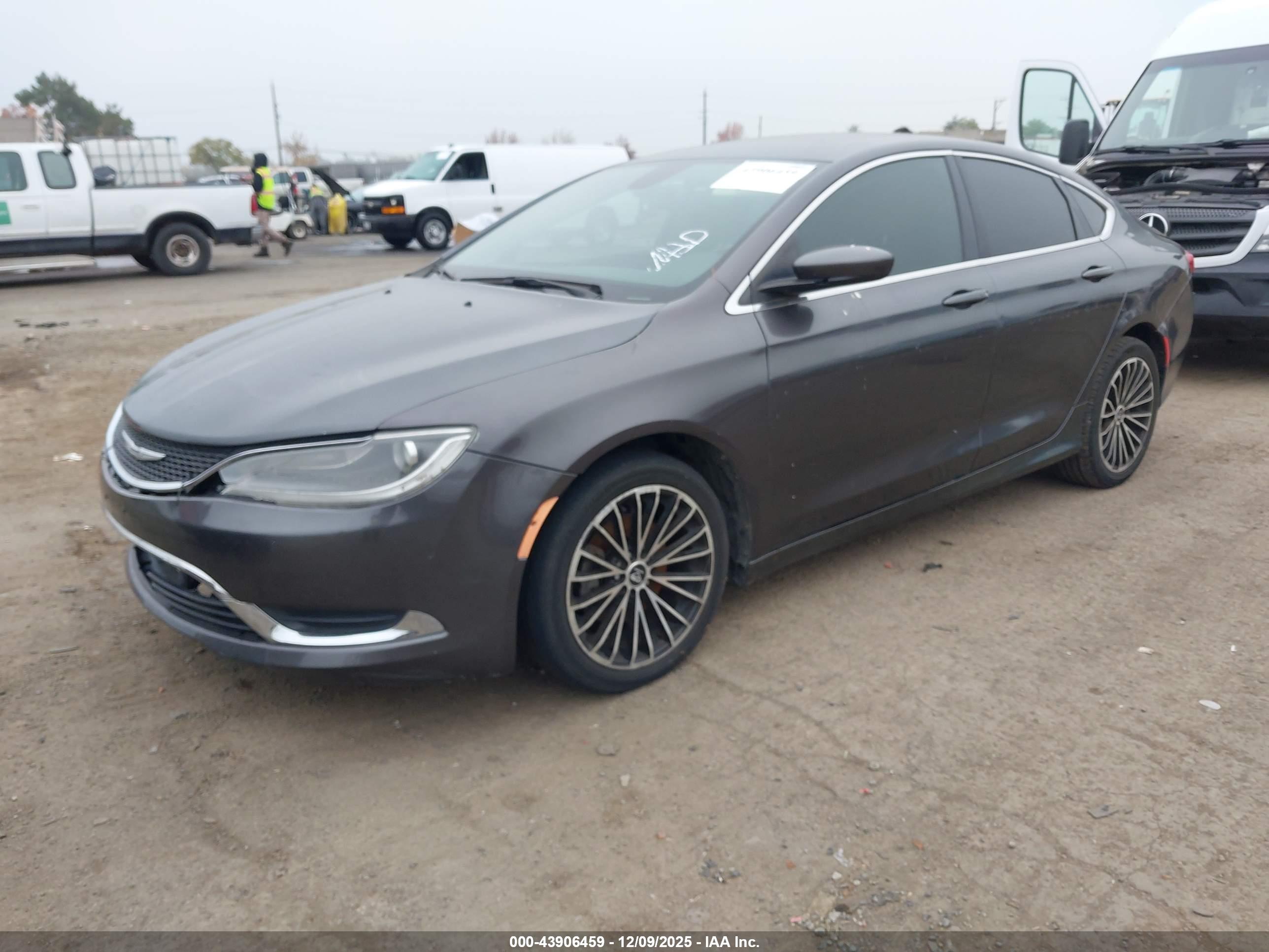 CHRYSLER 200 image 2