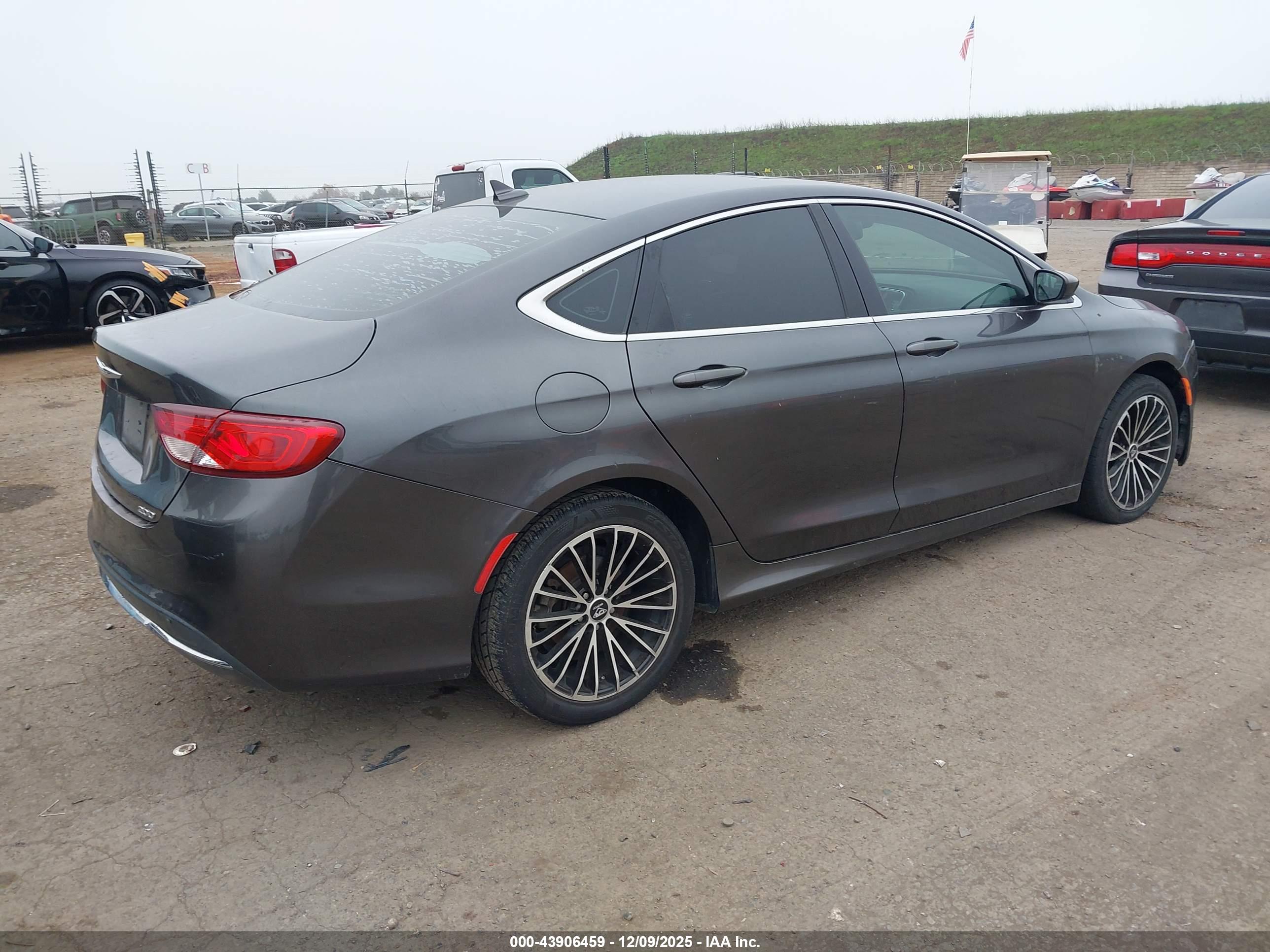 CHRYSLER 200 image 4