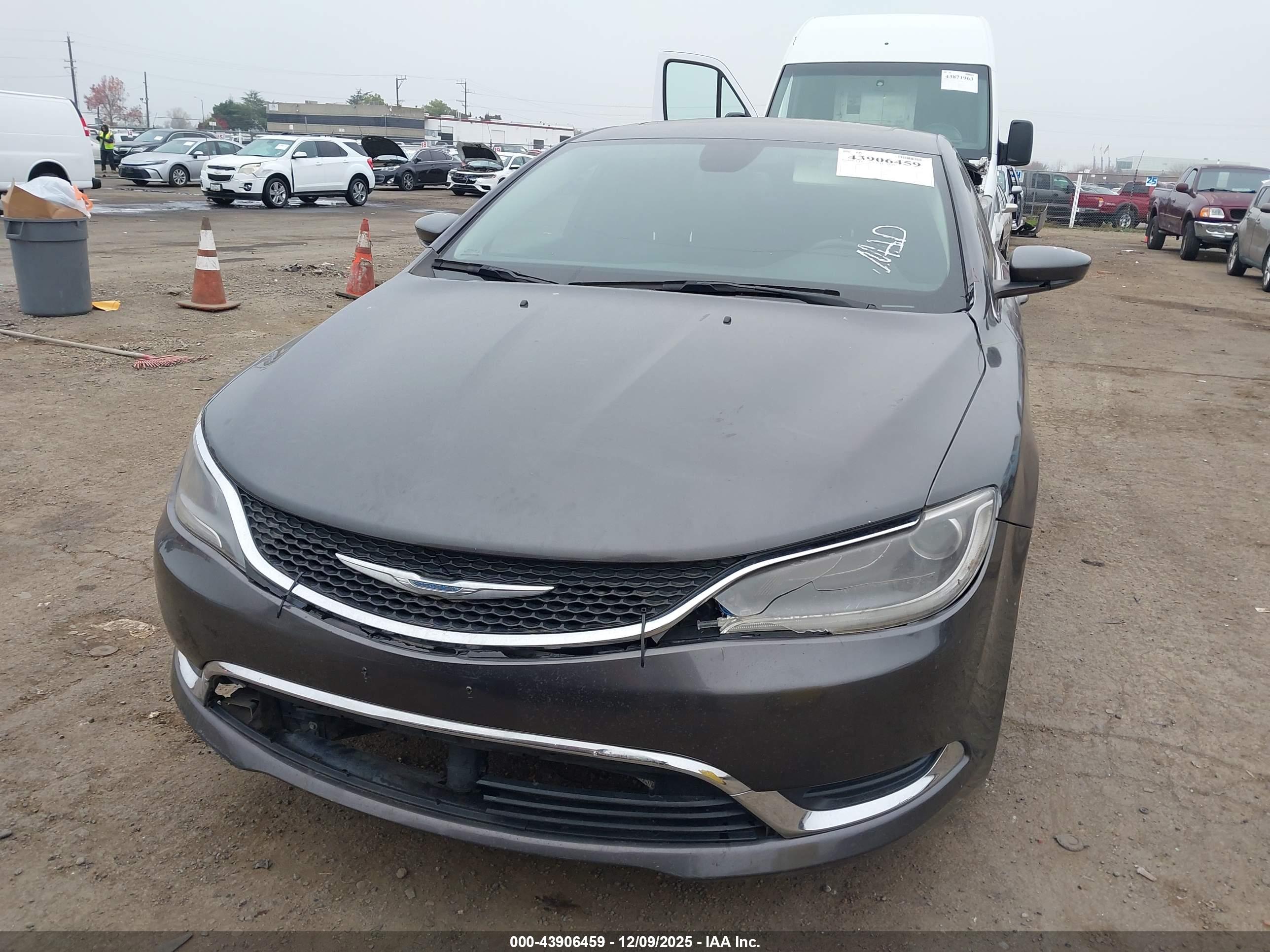 CHRYSLER 200 image 6
