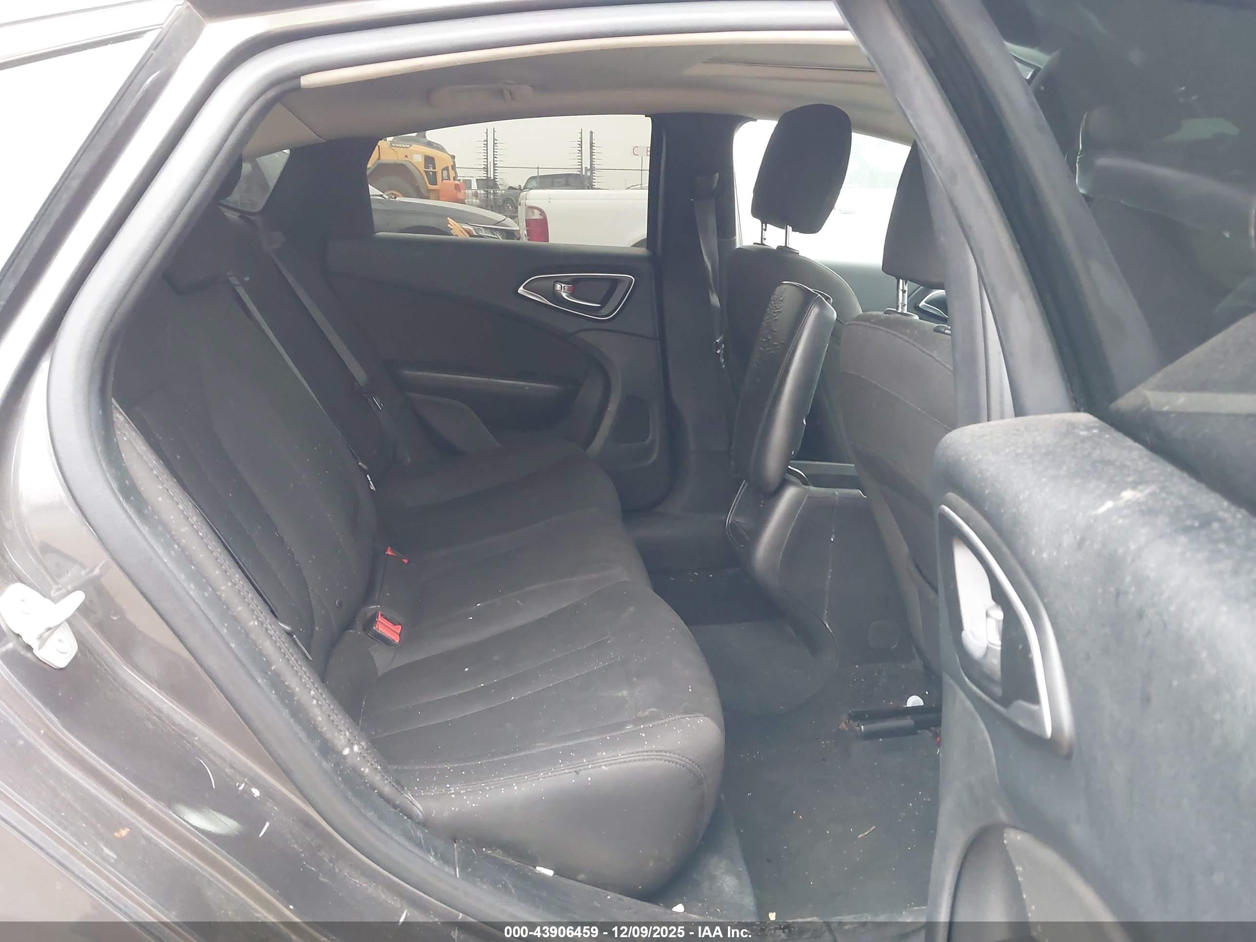 CHRYSLER 200 image 8