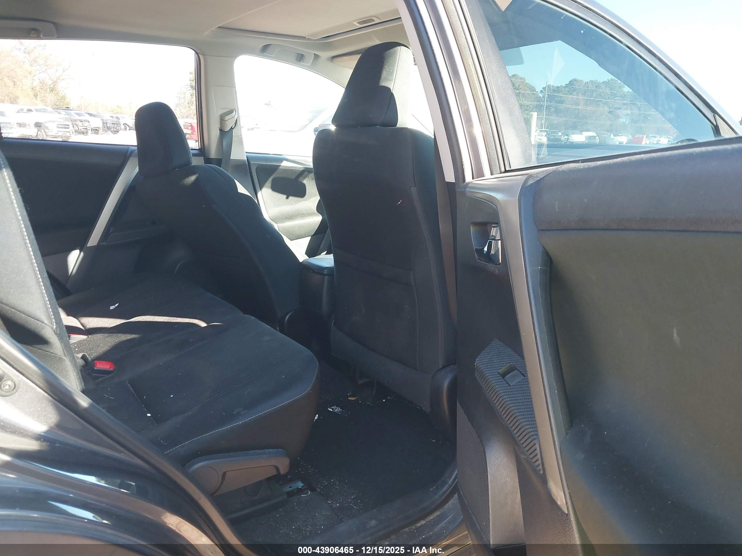 TOYOTA RAV4 image 8