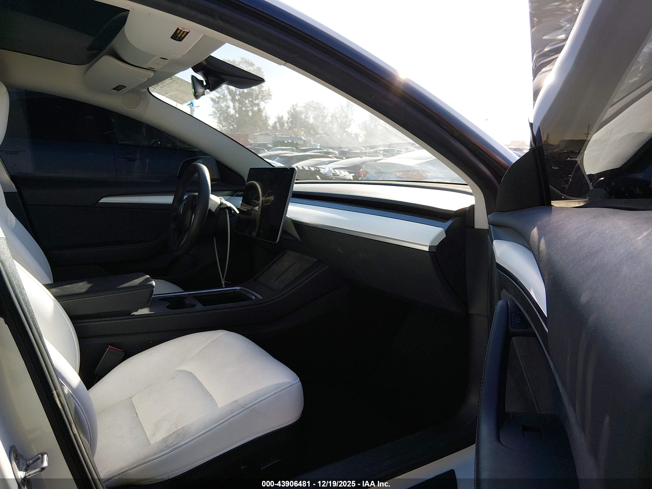 TESLA MODEL image 5