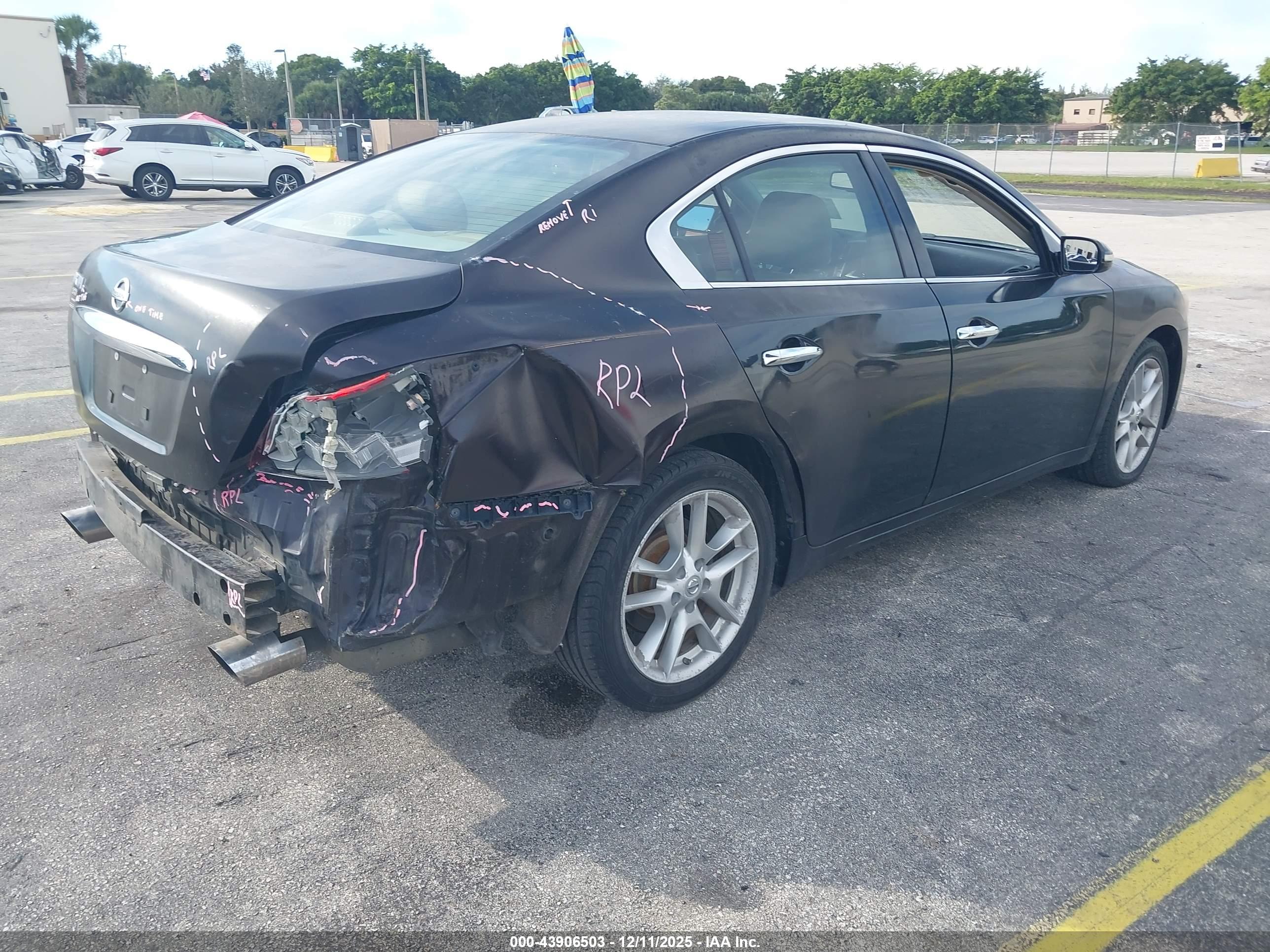 NISSAN MAXIMA image 4