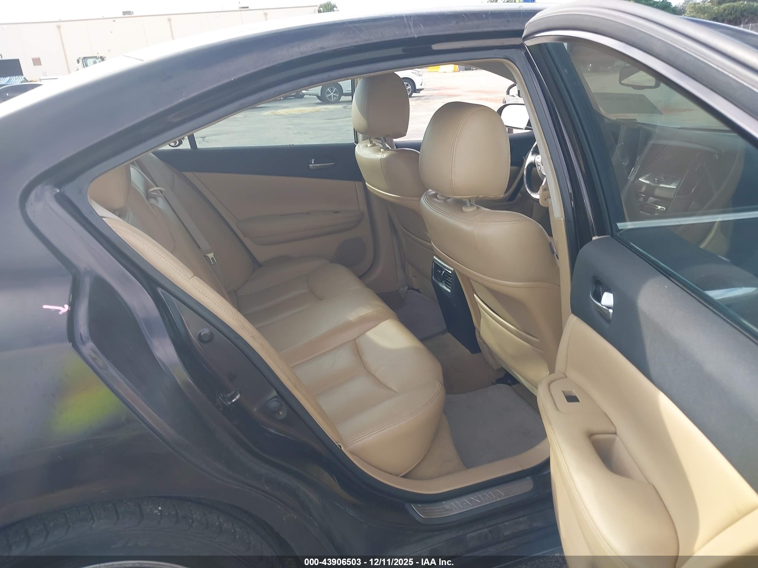 NISSAN MAXIMA image 8