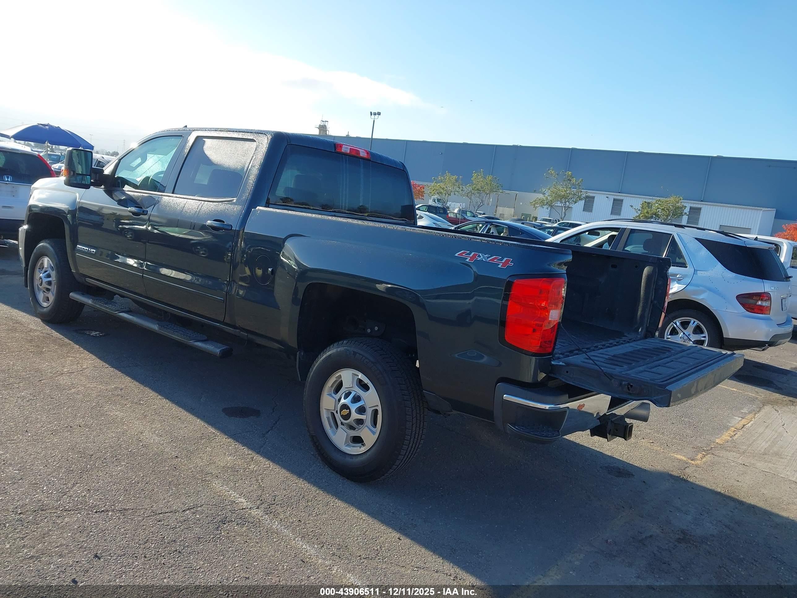 CHEVROLET SILVERADO image 3