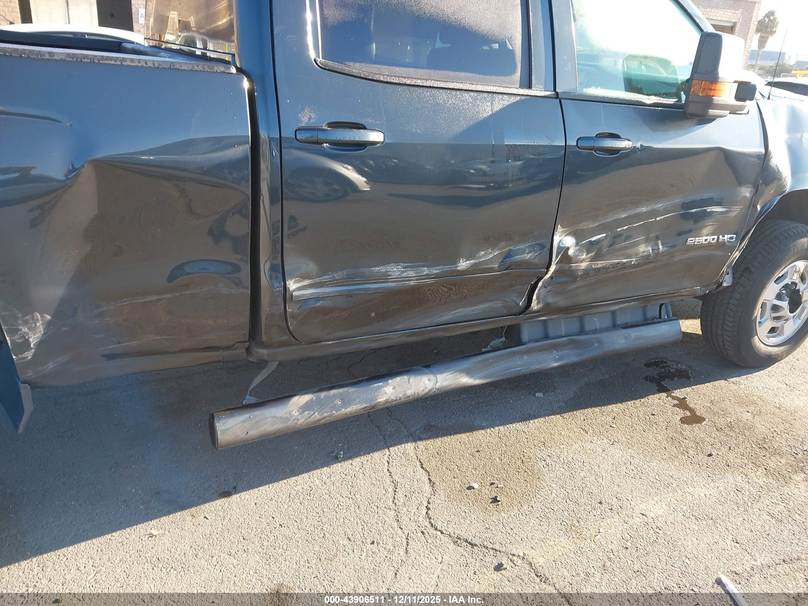 CHEVROLET SILVERADO image 6