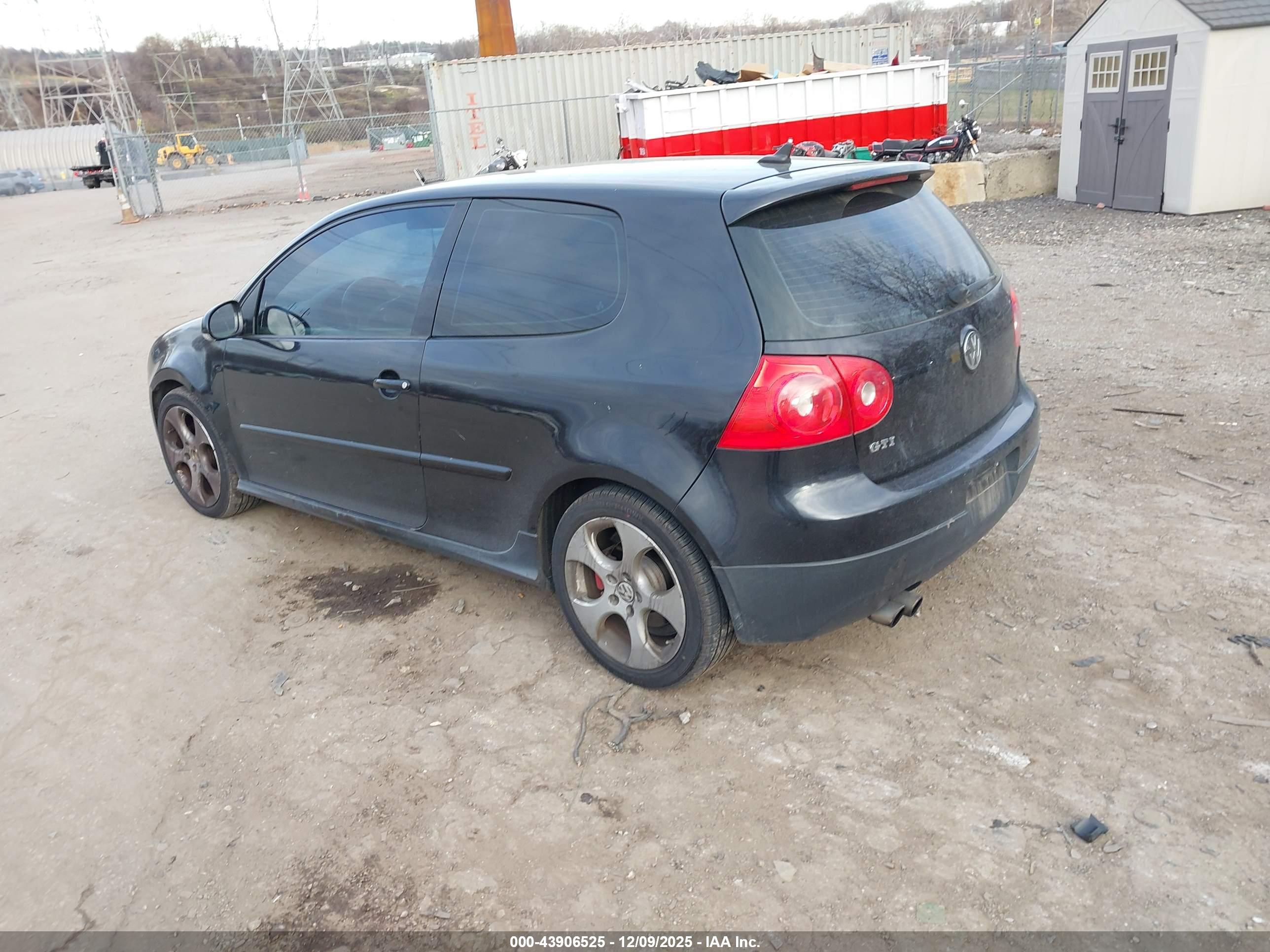 VOLKSWAGEN GTI image 3