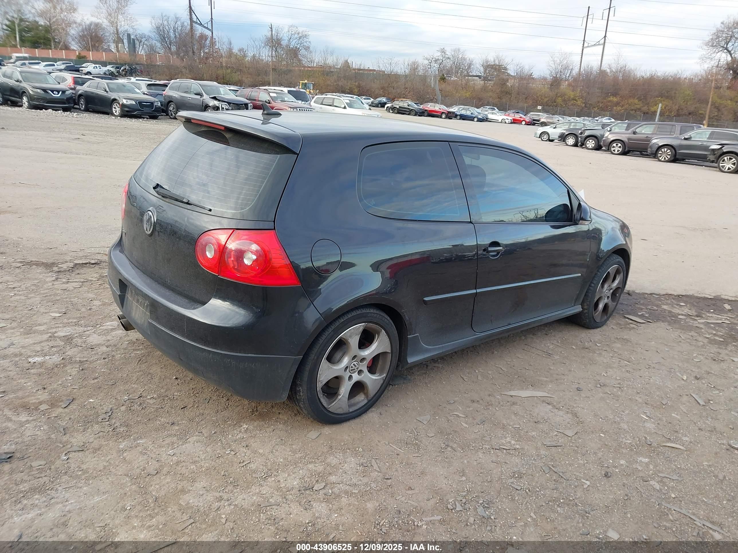 VOLKSWAGEN GTI image 4