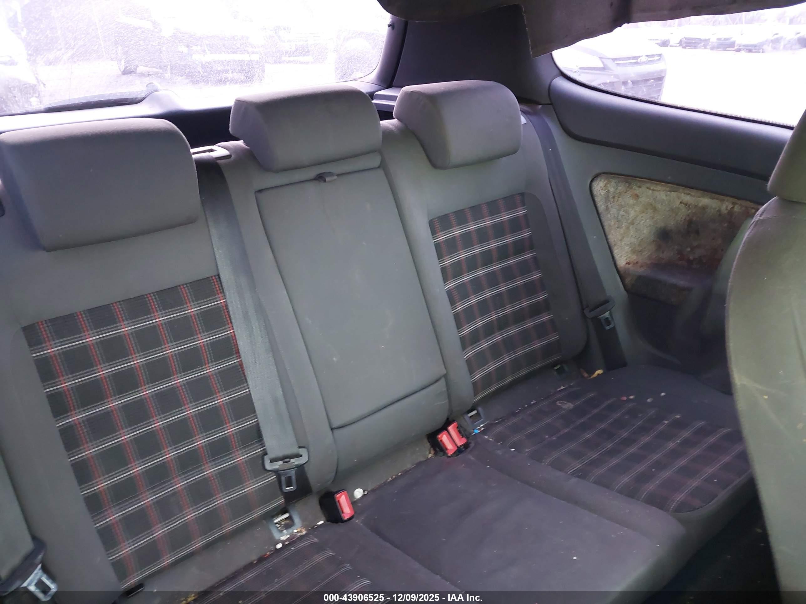 VOLKSWAGEN GTI image 8