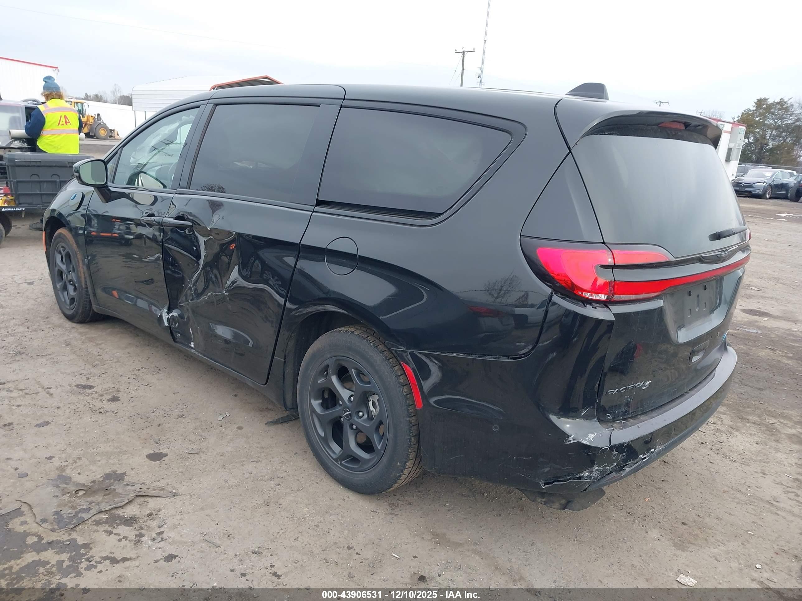 CHRYSLER PACIFICA image 3