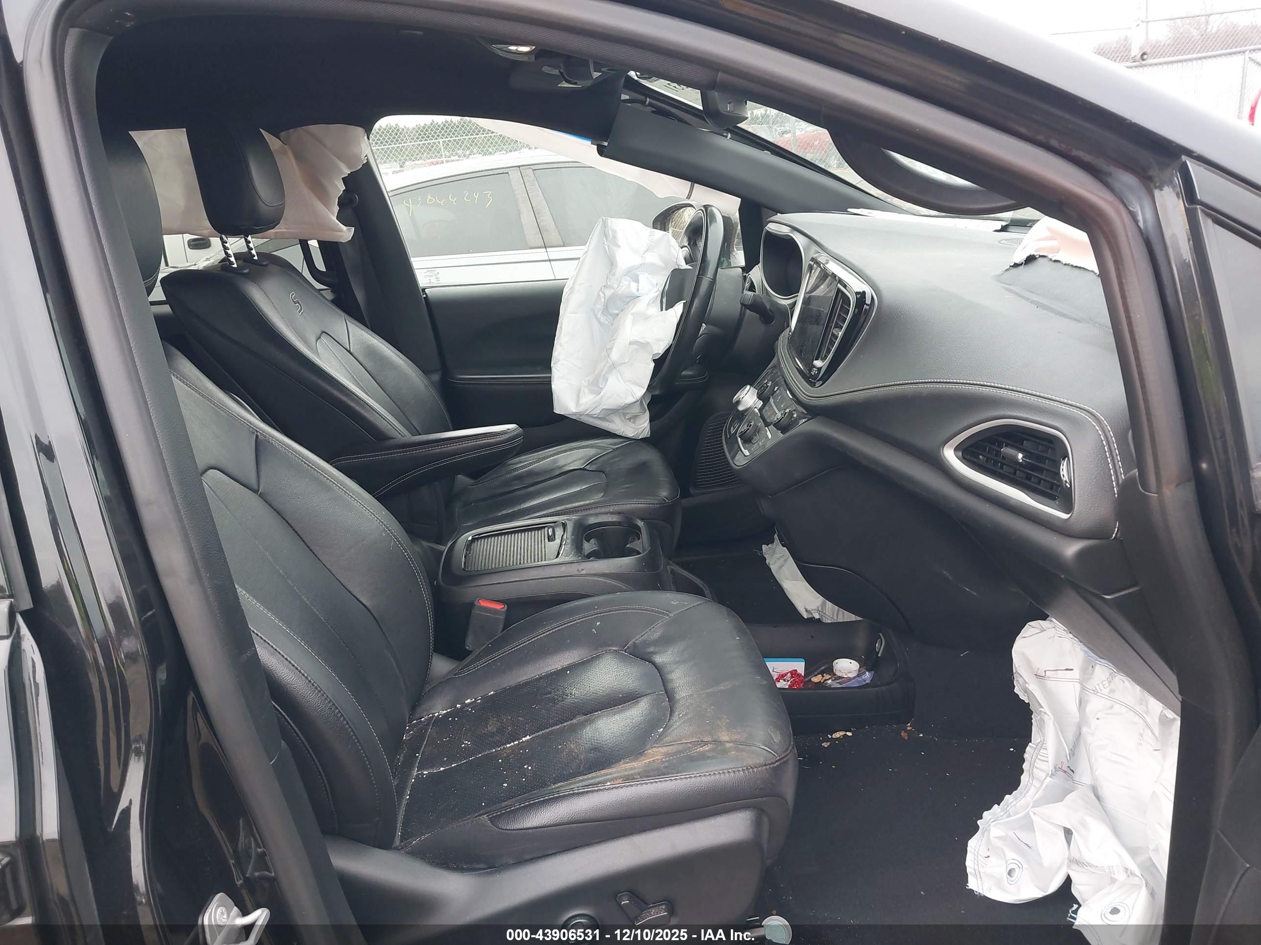 CHRYSLER PACIFICA image 5