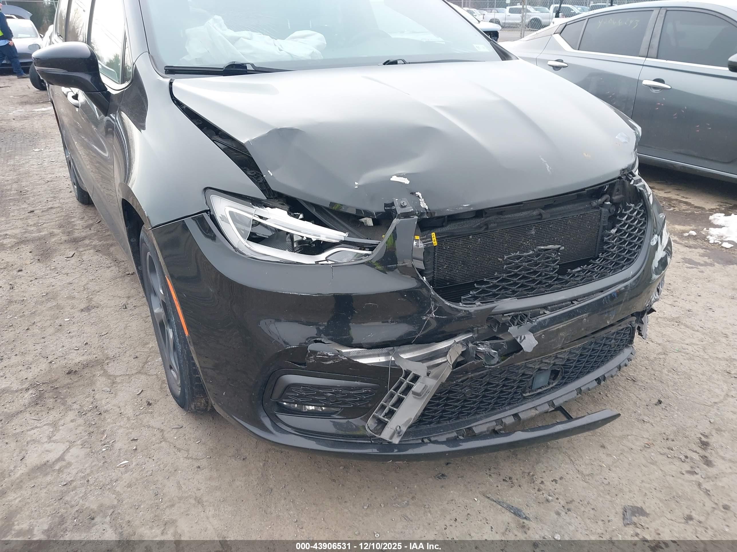 CHRYSLER PACIFICA image 6