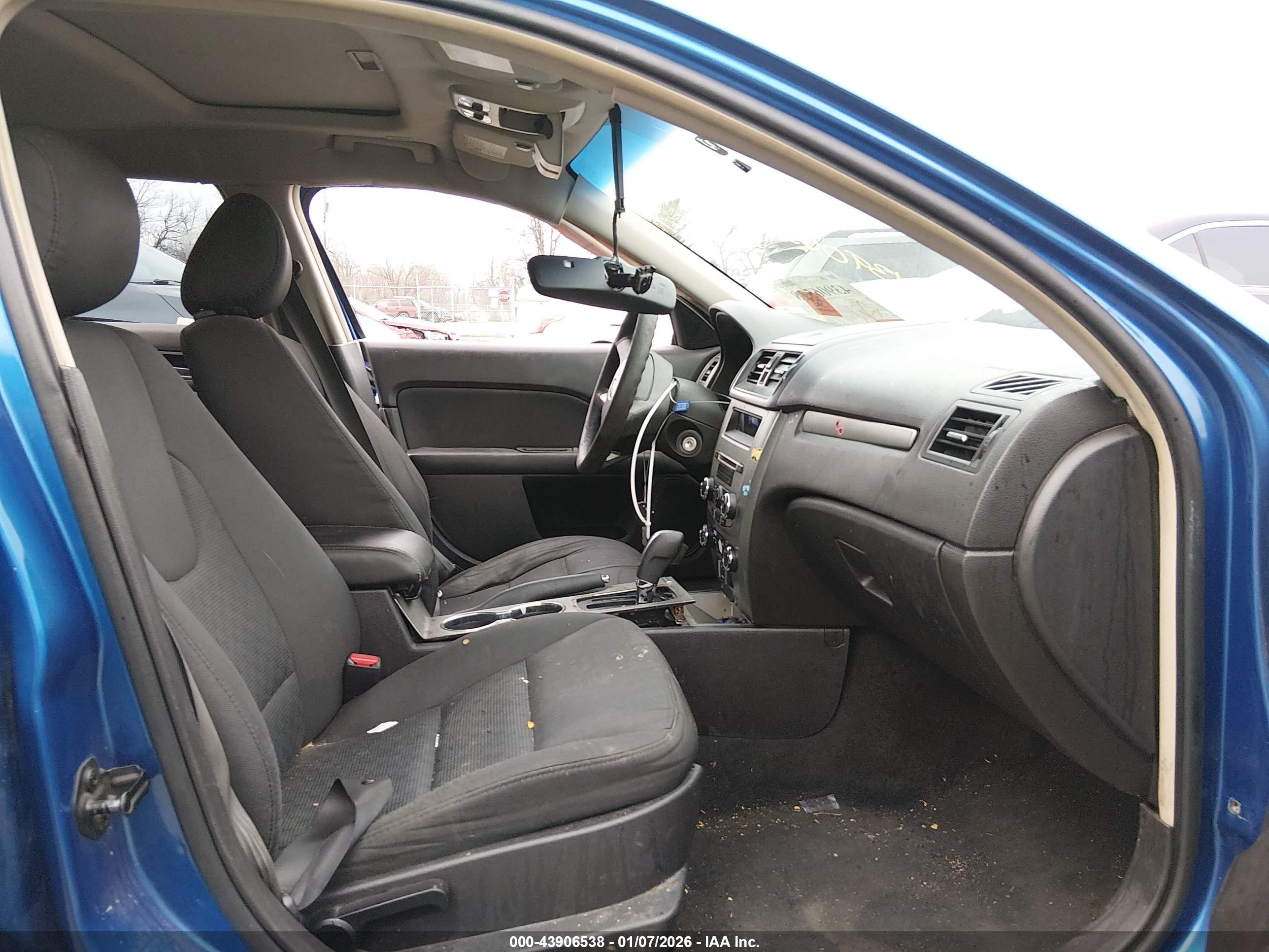 FORD FUSION image 5