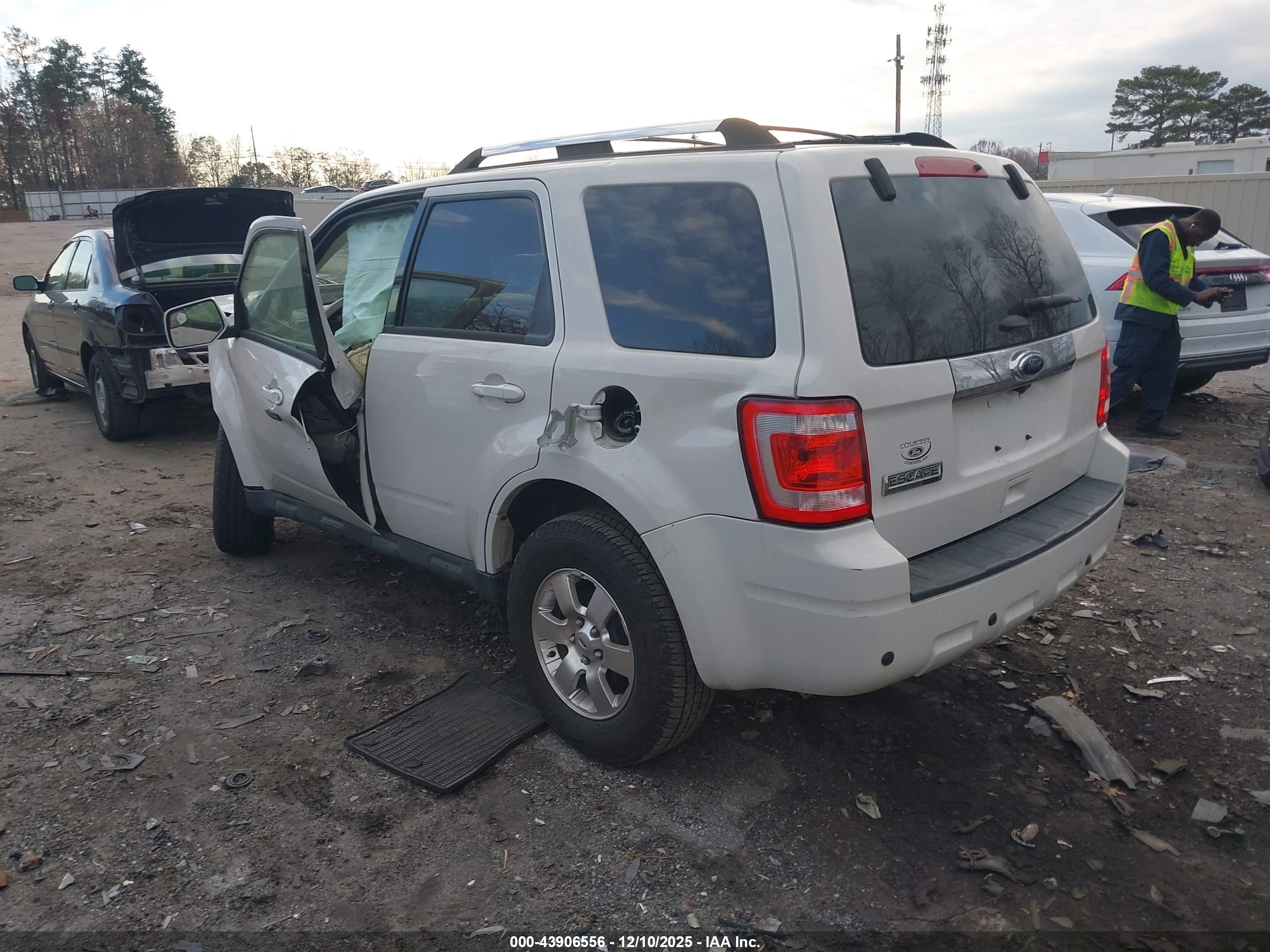 FORD ESCAPE image 3