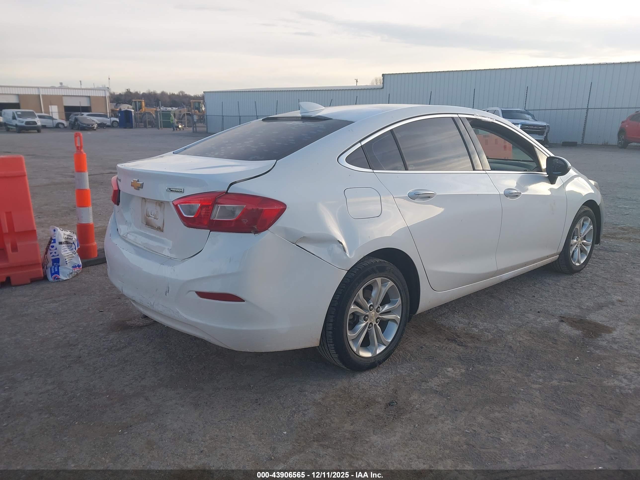 CHEVROLET CRUZE image 4