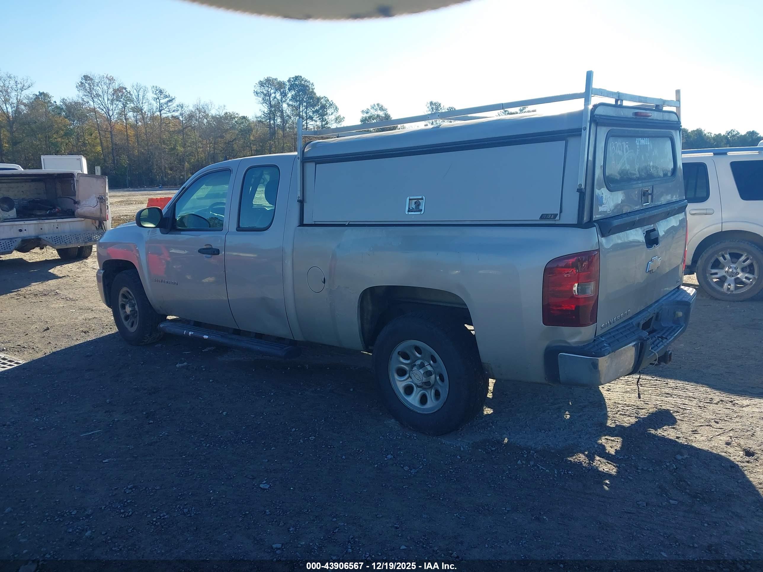 CHEVROLET SILVERADO image 3