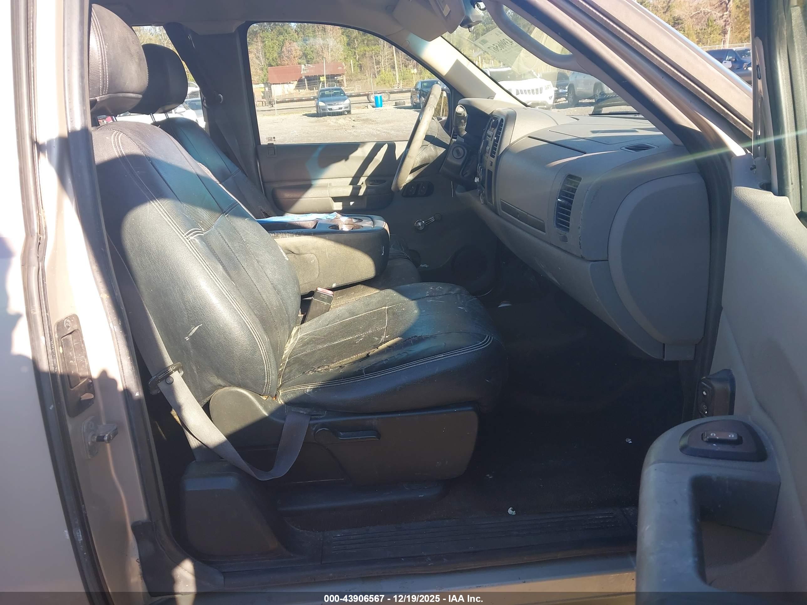 CHEVROLET SILVERADO image 5