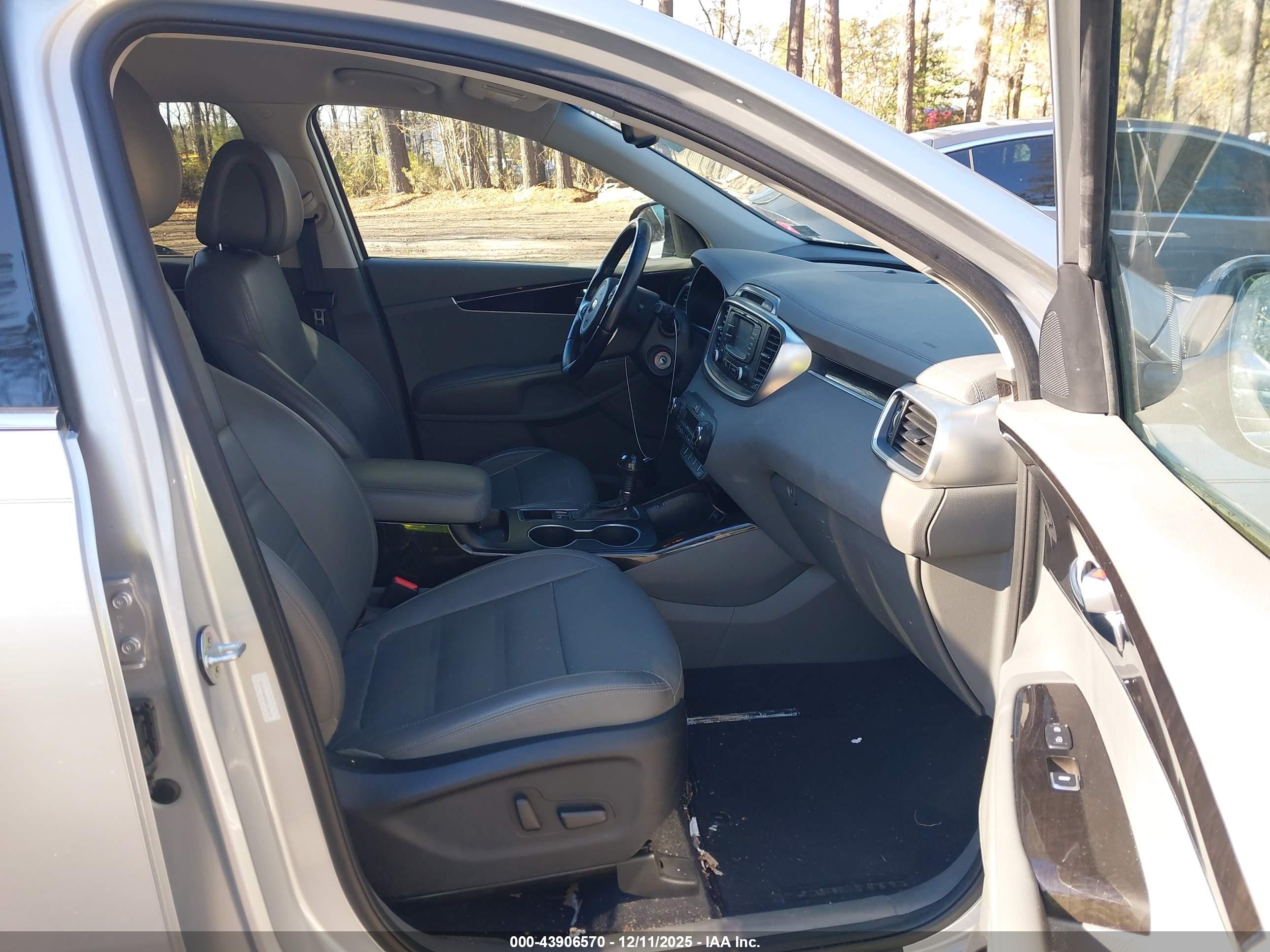 KIA SORENTO image 5