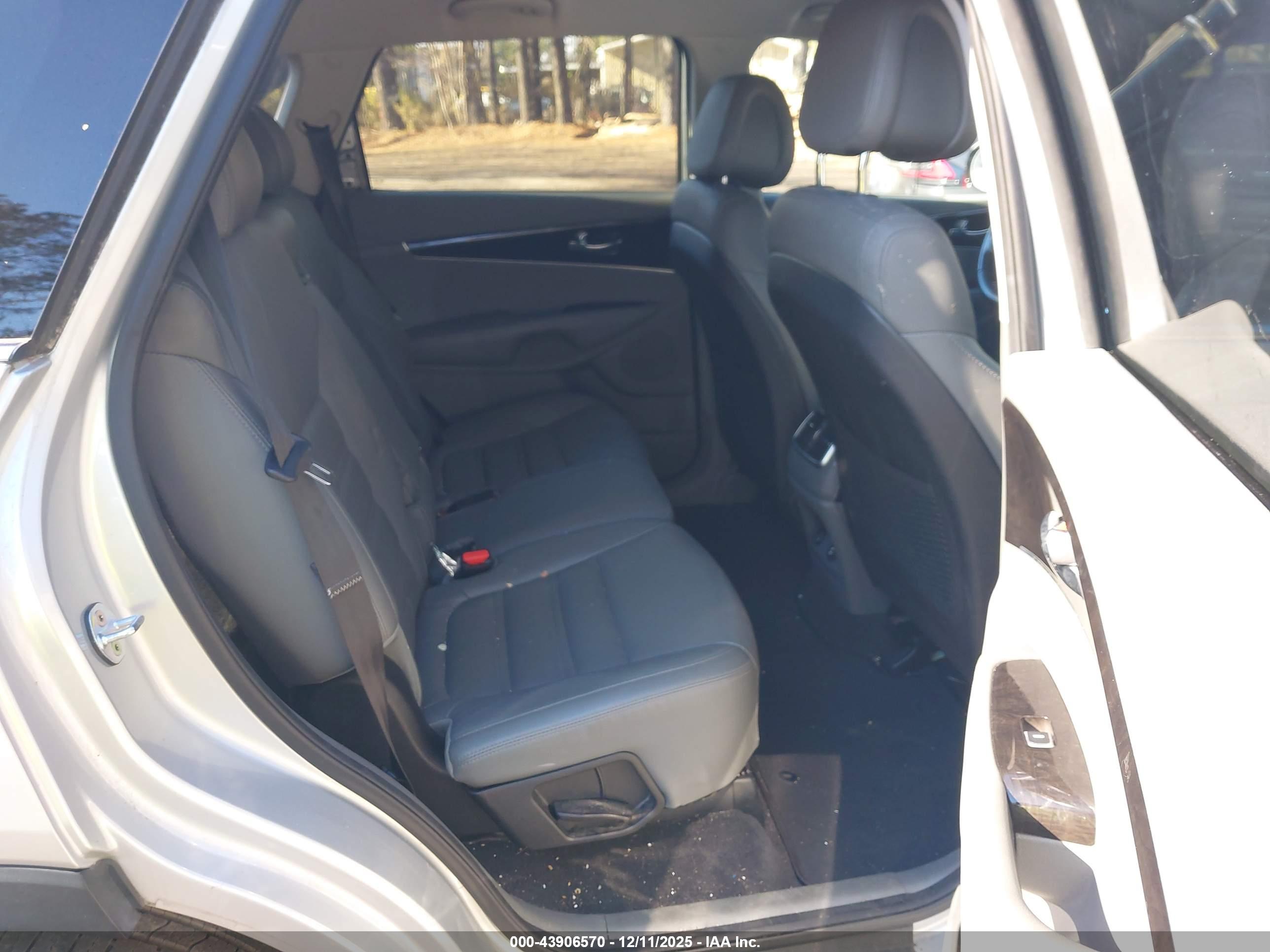 KIA SORENTO image 8