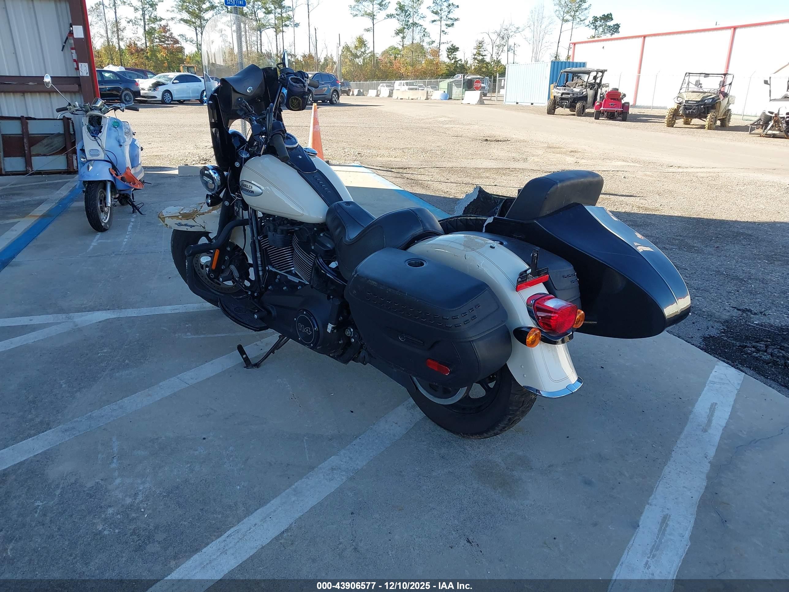 HARLEY-DAVIDSON FLHCS image 3
