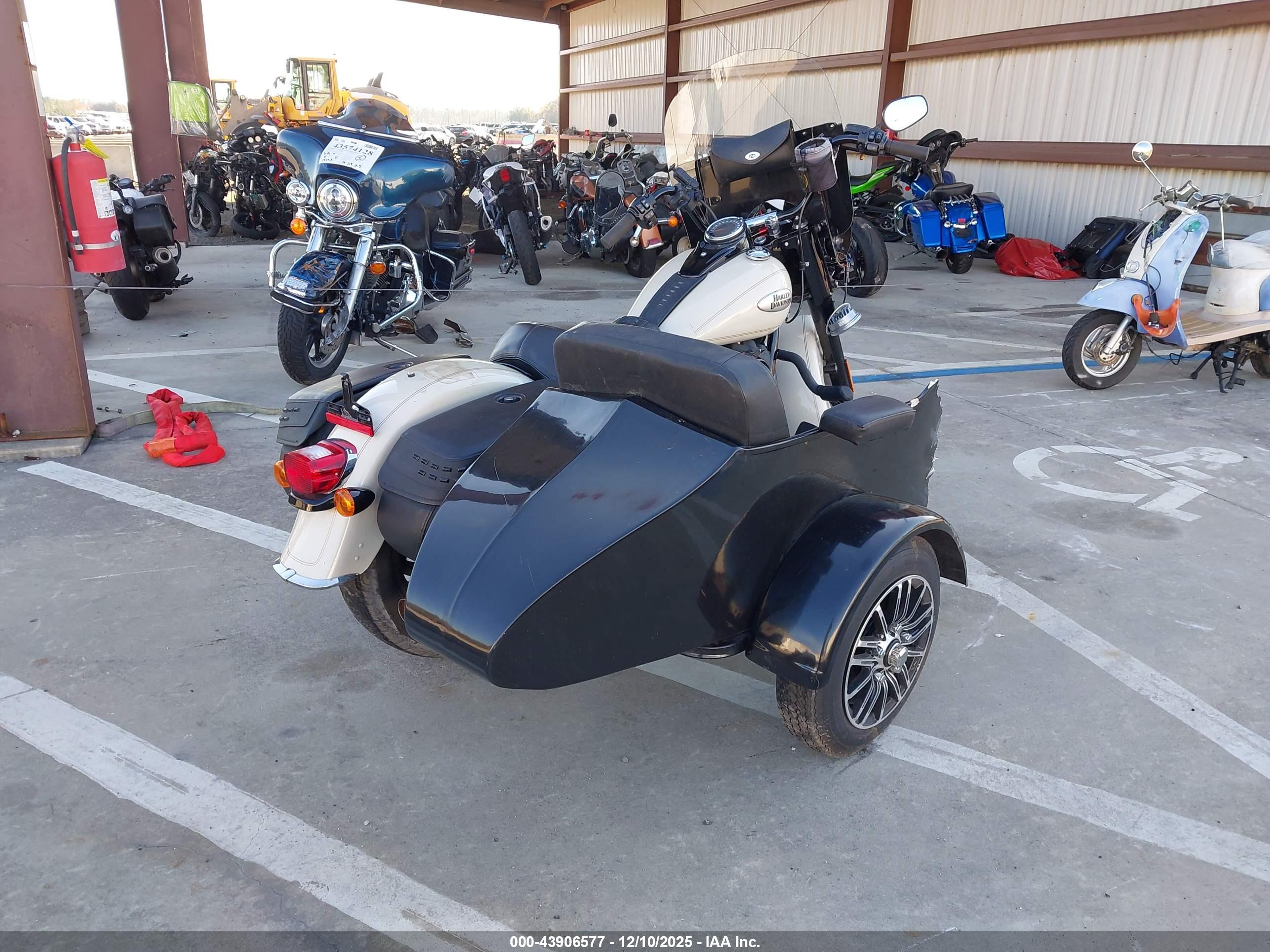HARLEY-DAVIDSON FLHCS image 4