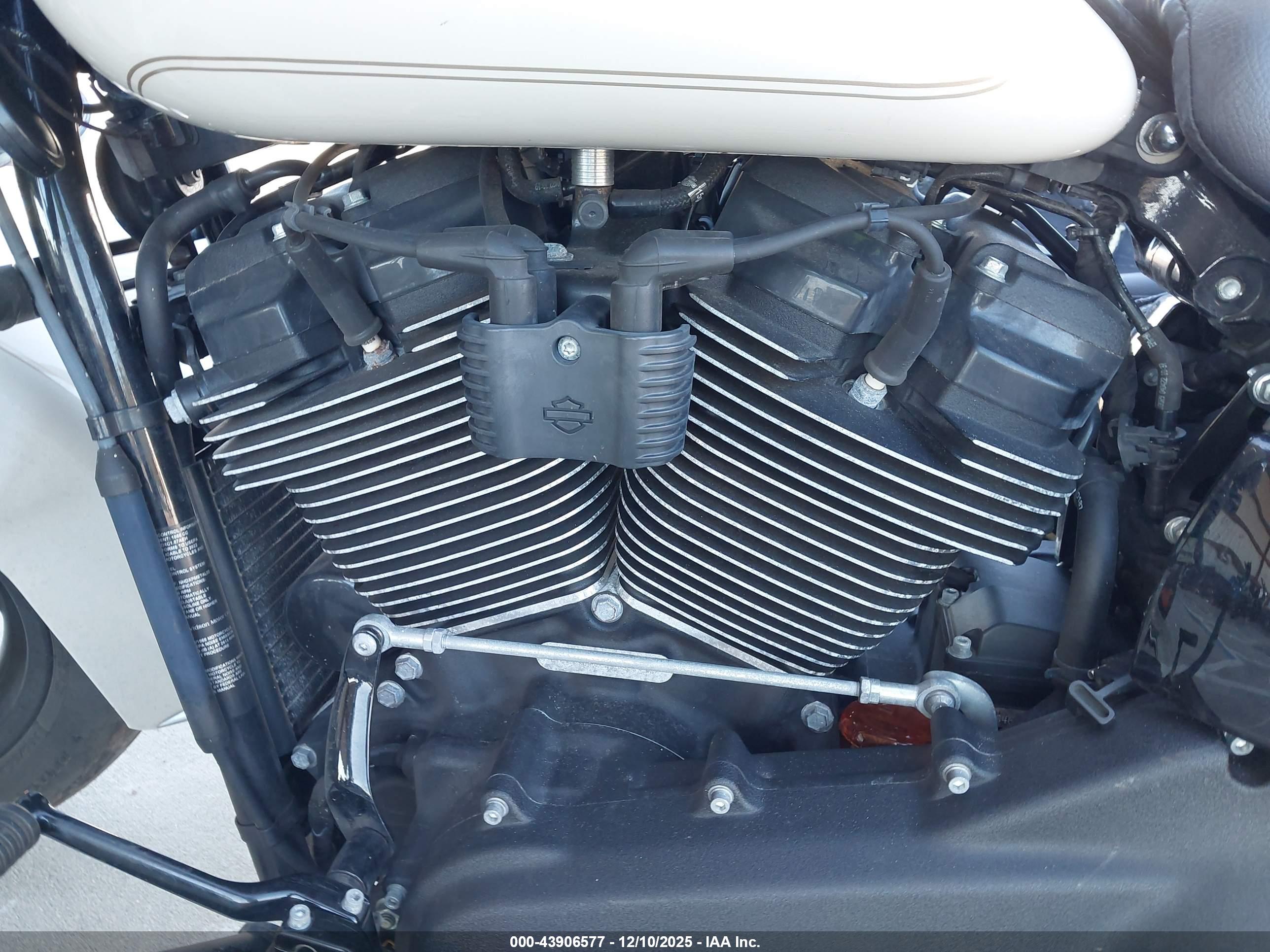 HARLEY-DAVIDSON FLHCS image 9