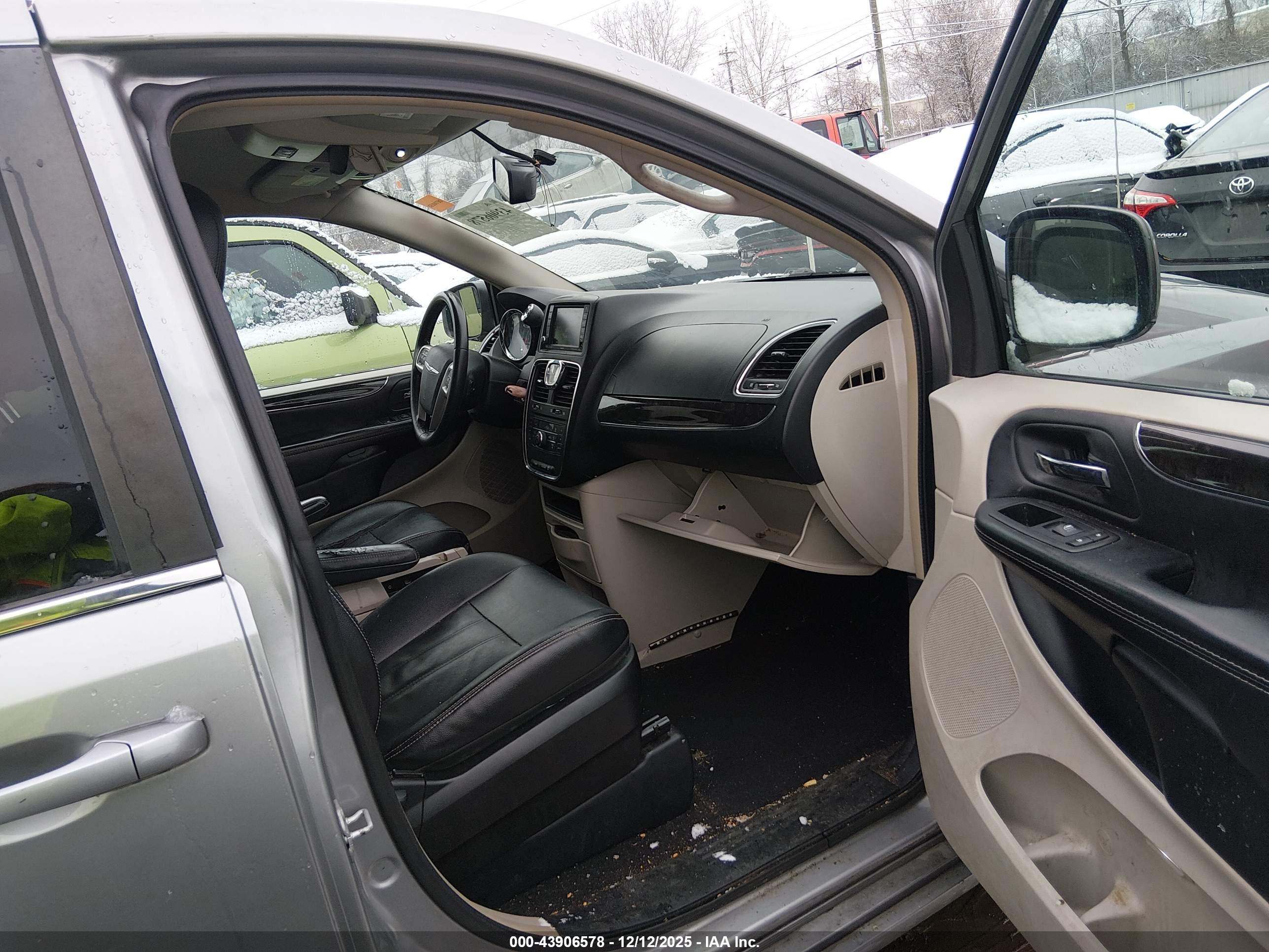 CHRYSLER TOWN image 5