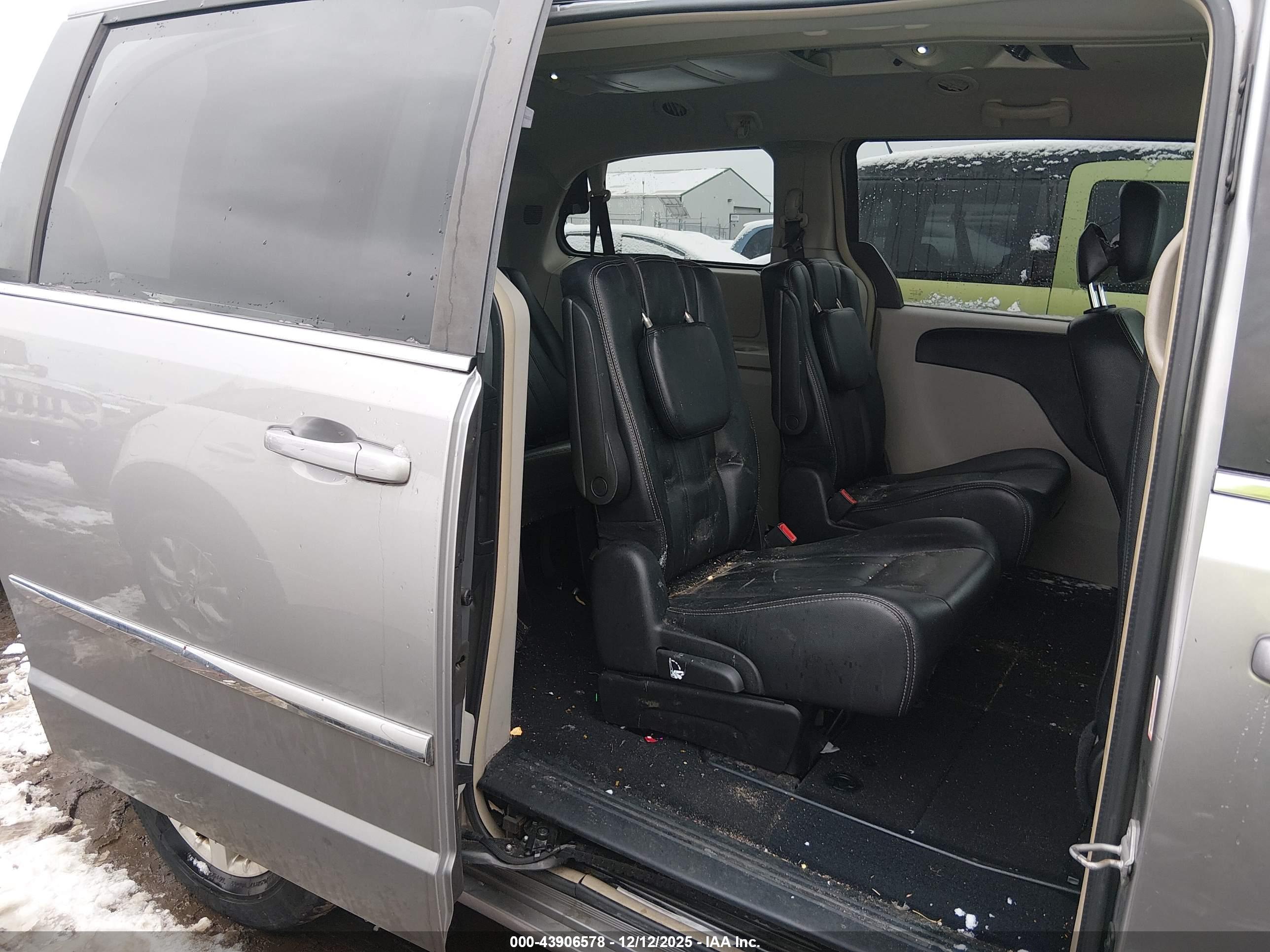 CHRYSLER TOWN image 8