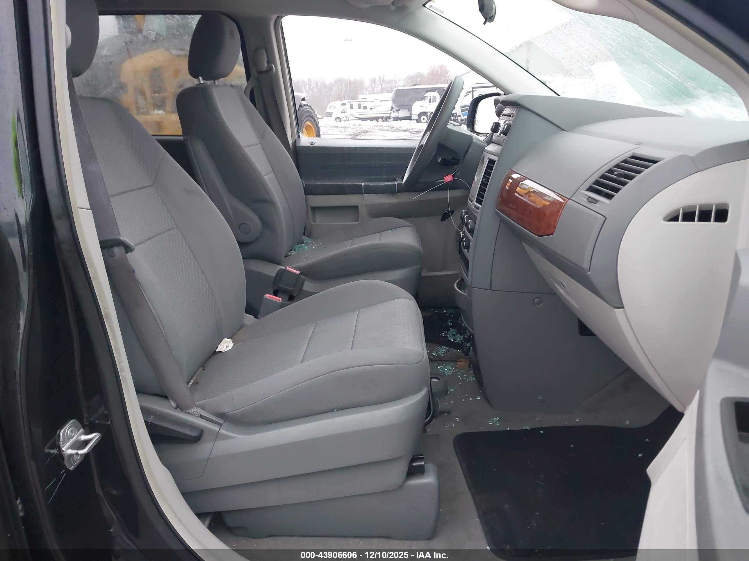 CHRYSLER TOWN image 5
