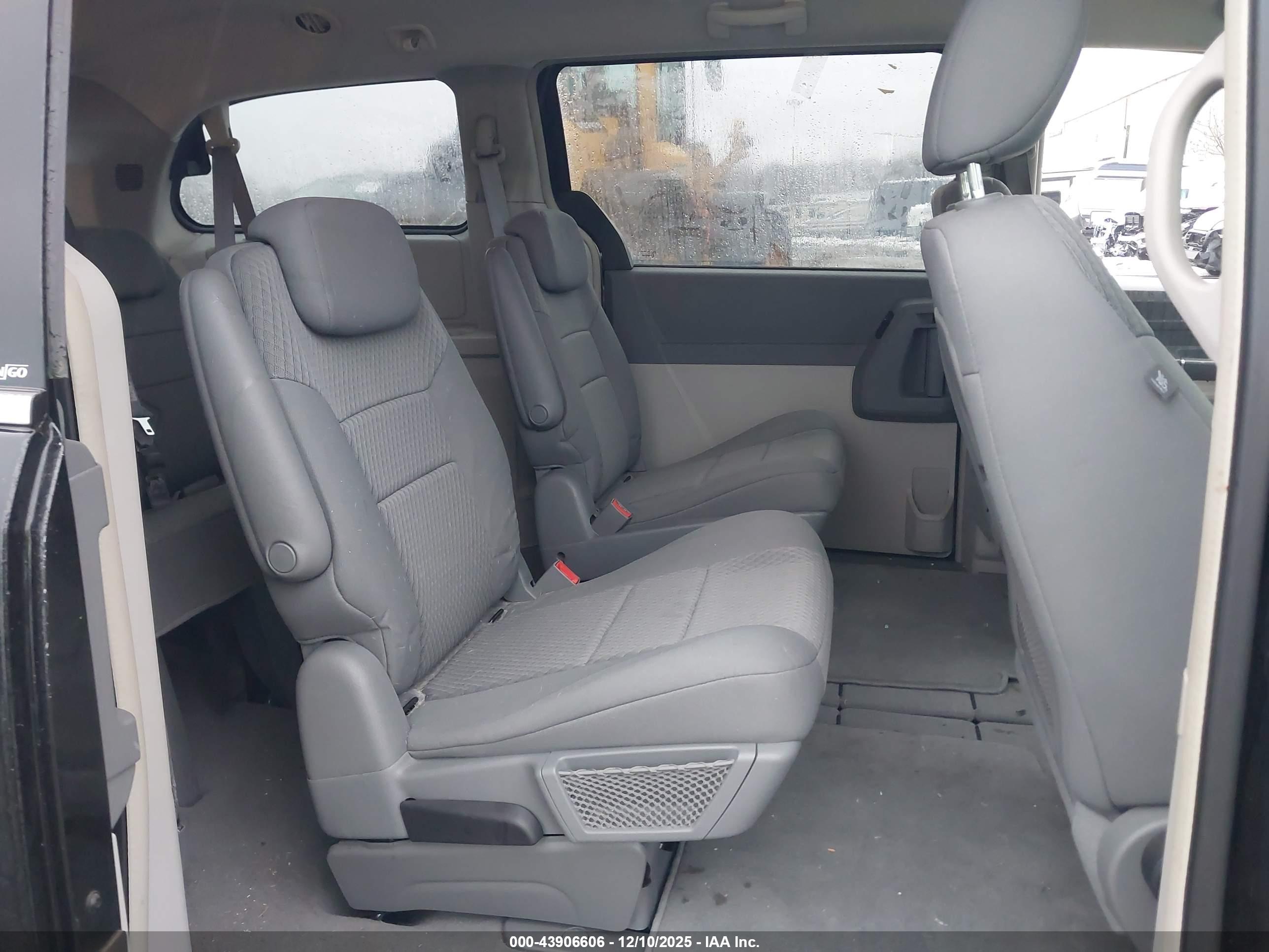 CHRYSLER TOWN image 8