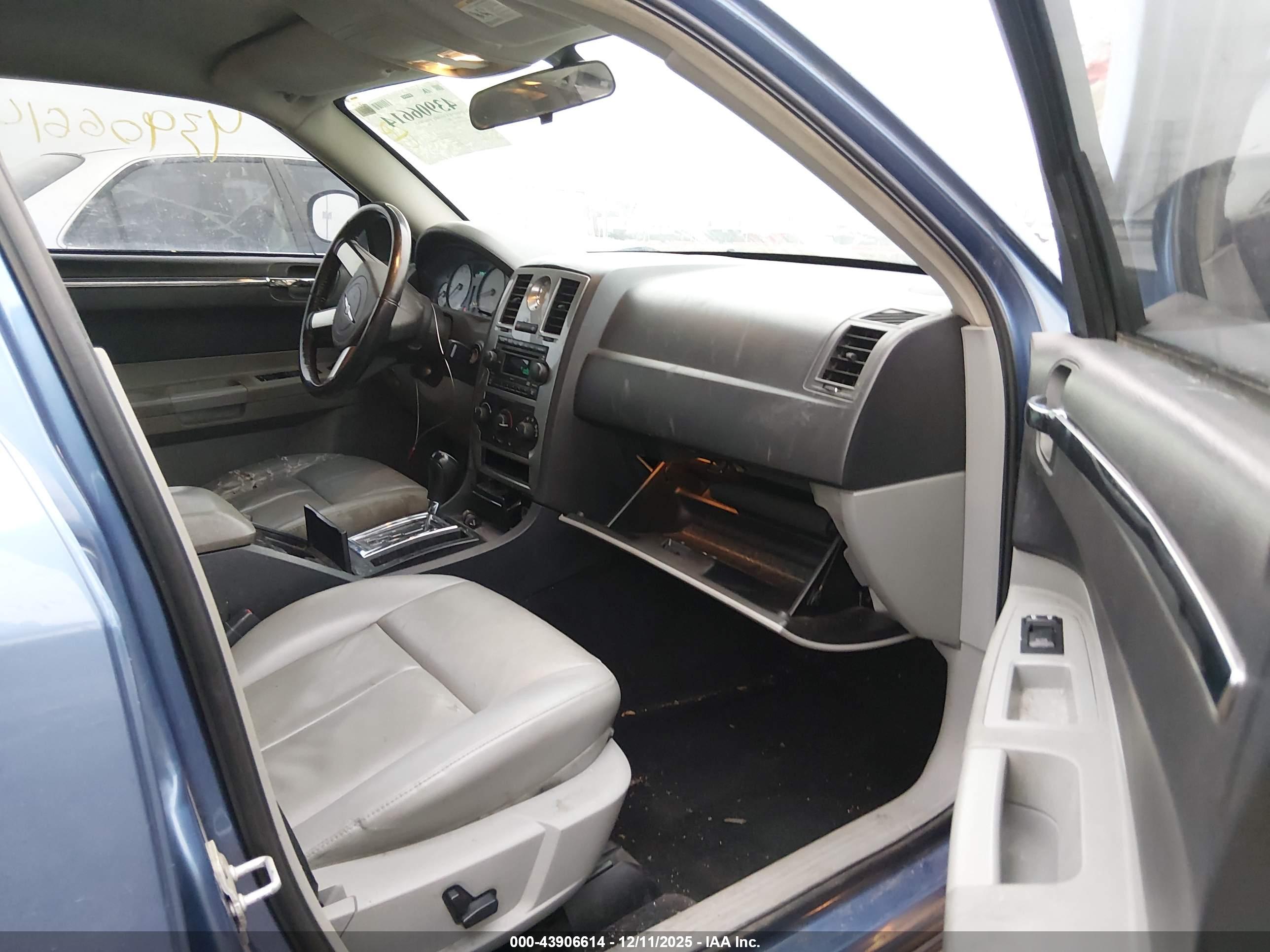 CHRYSLER 300 image 5