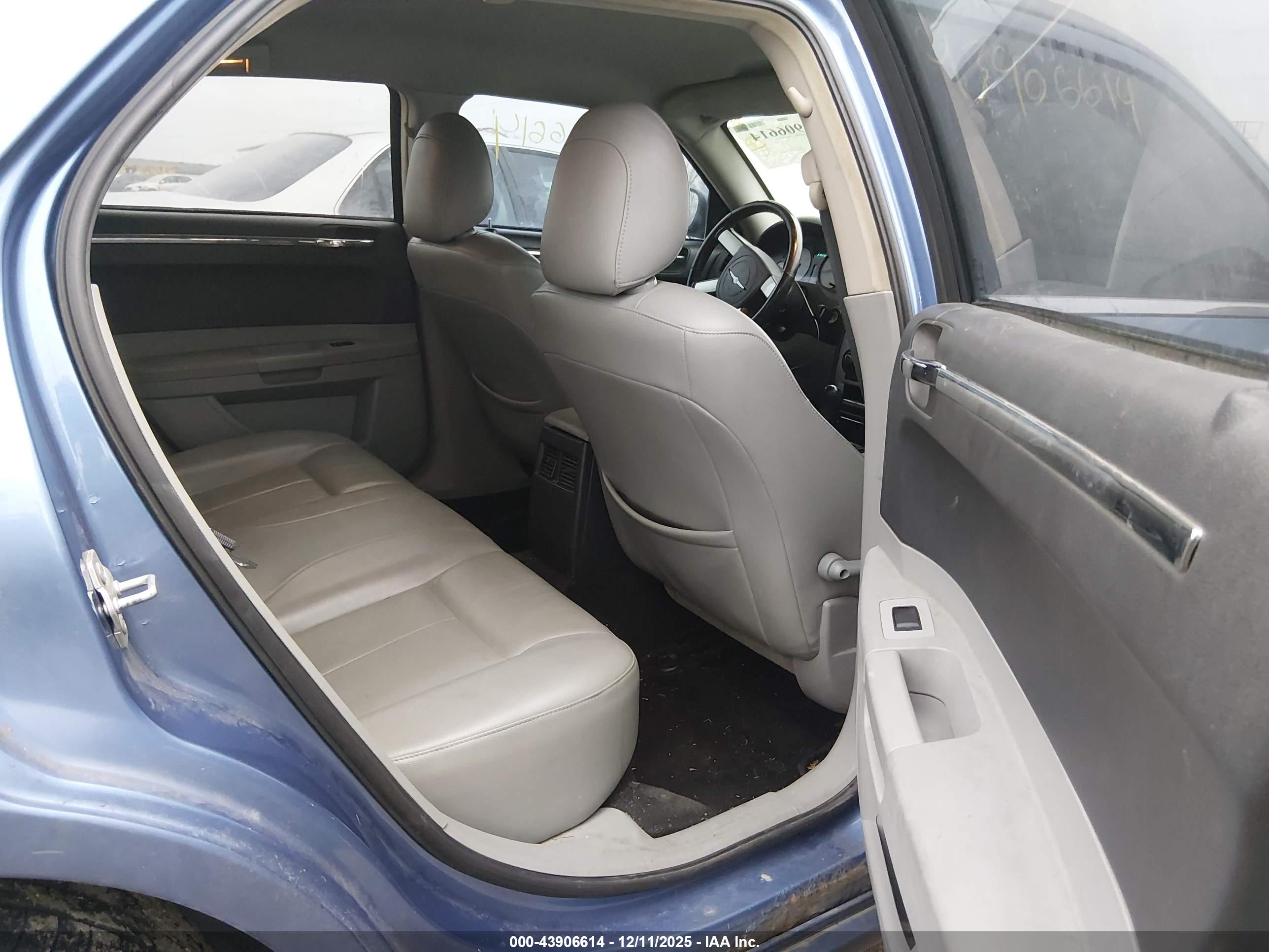 CHRYSLER 300 image 8