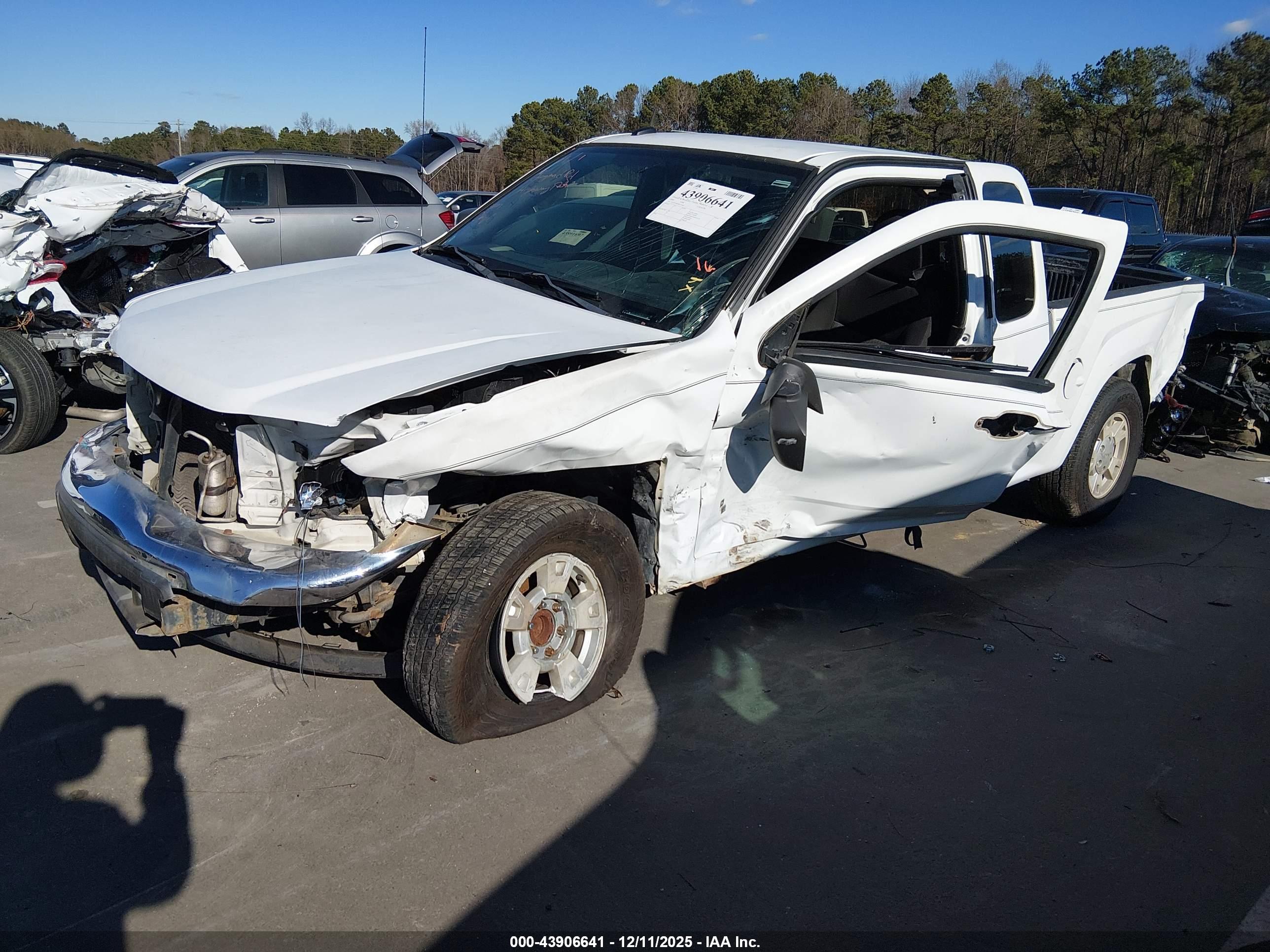 GMC CANYON image 2