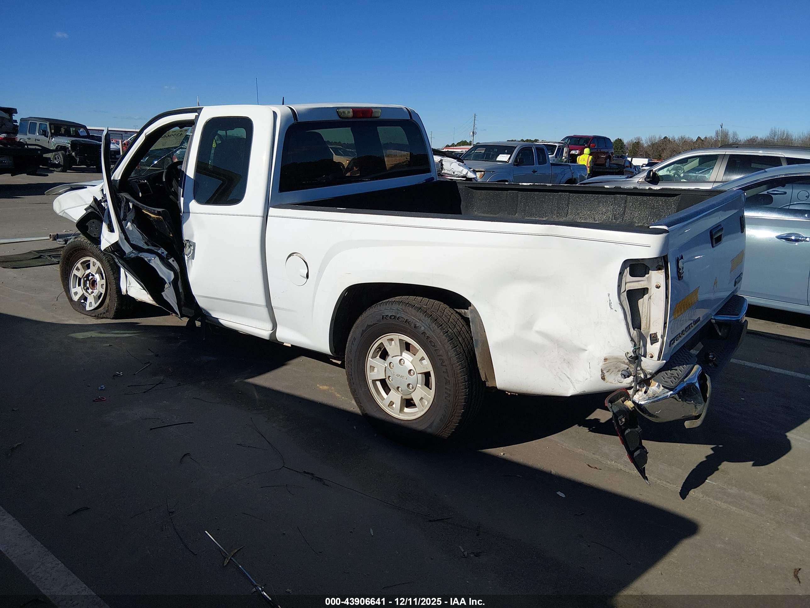 GMC CANYON image 3