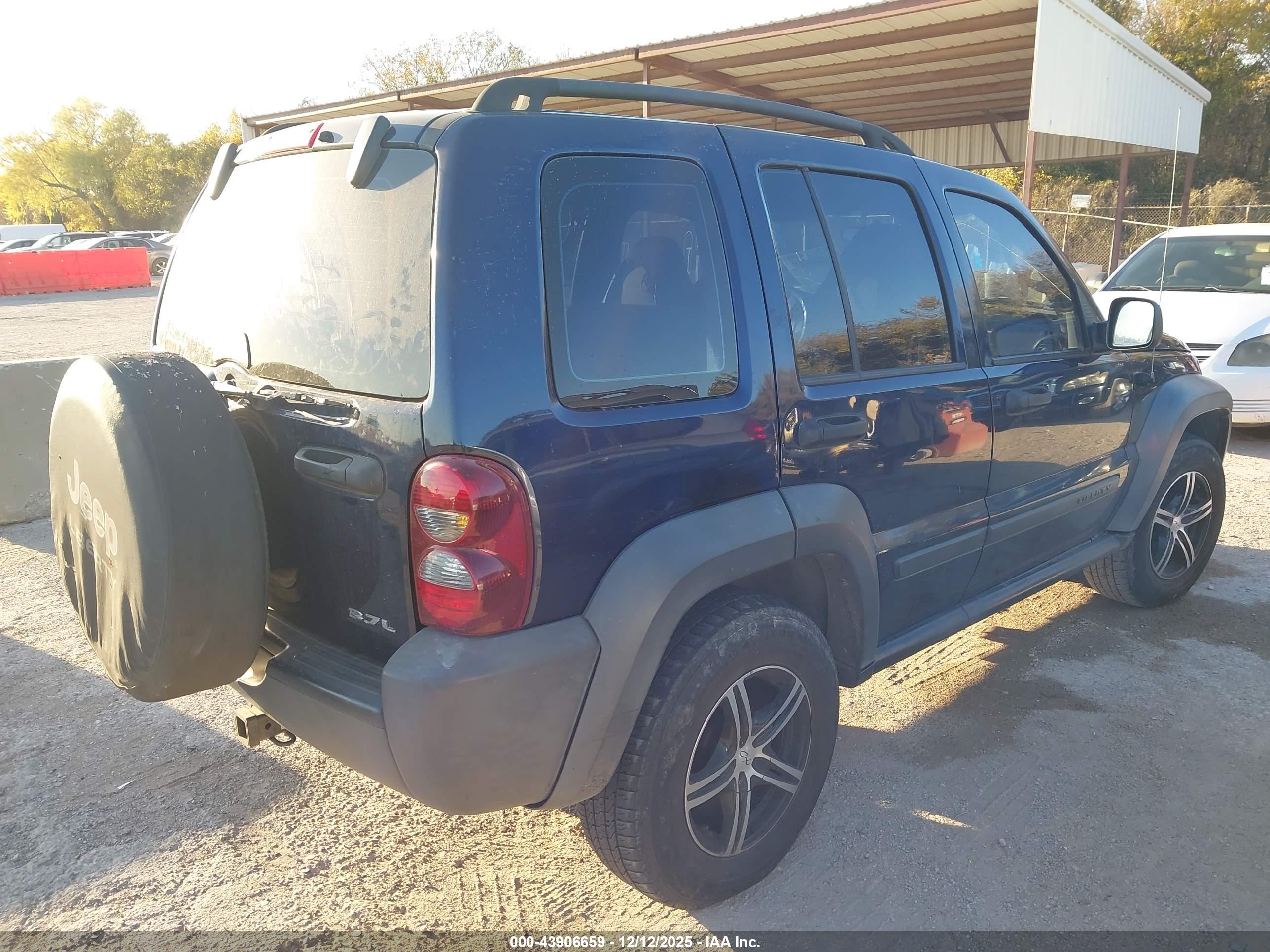 JEEP LIBERTY image 4
