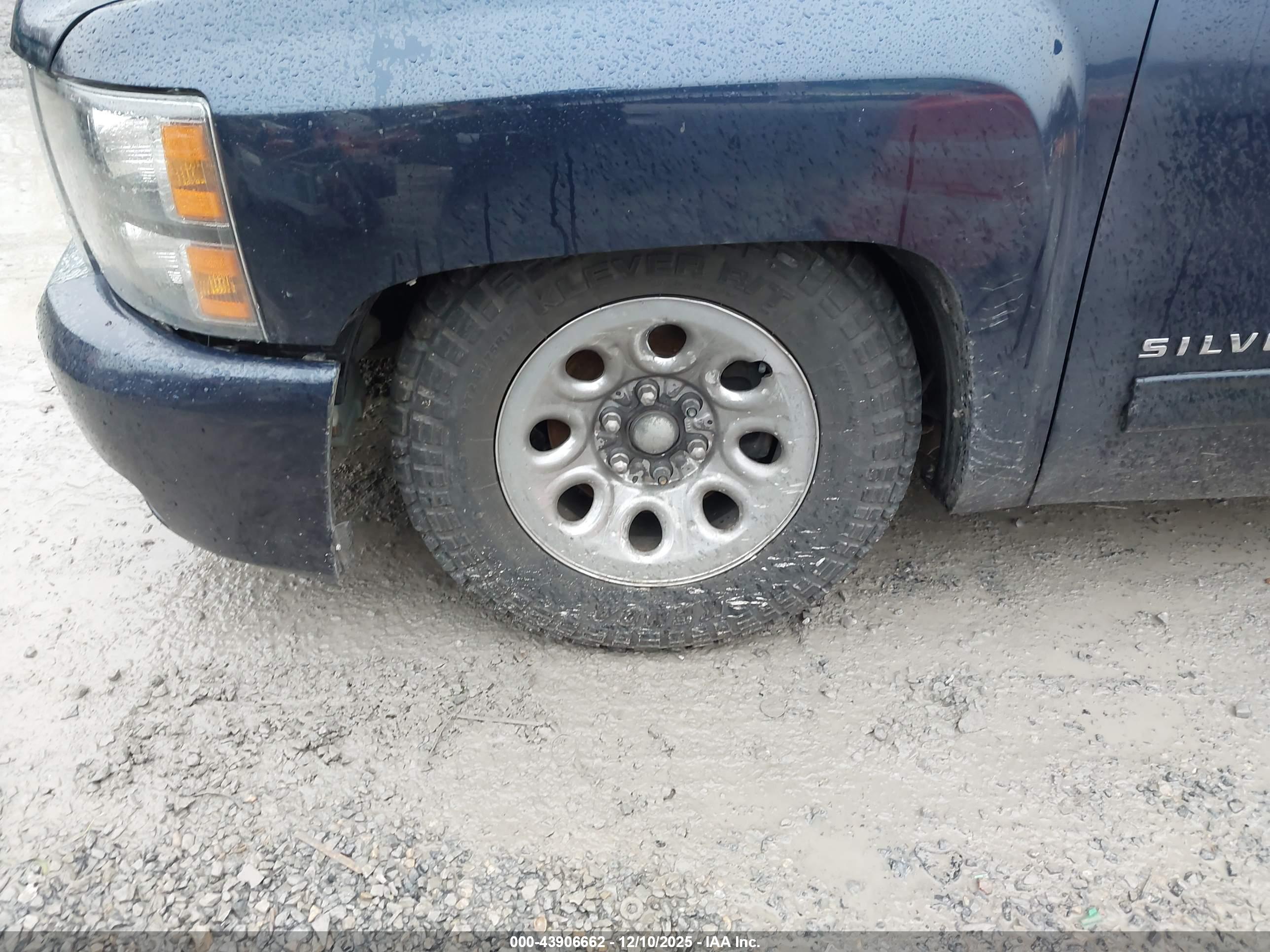CHEVROLET SILVERADO image 6