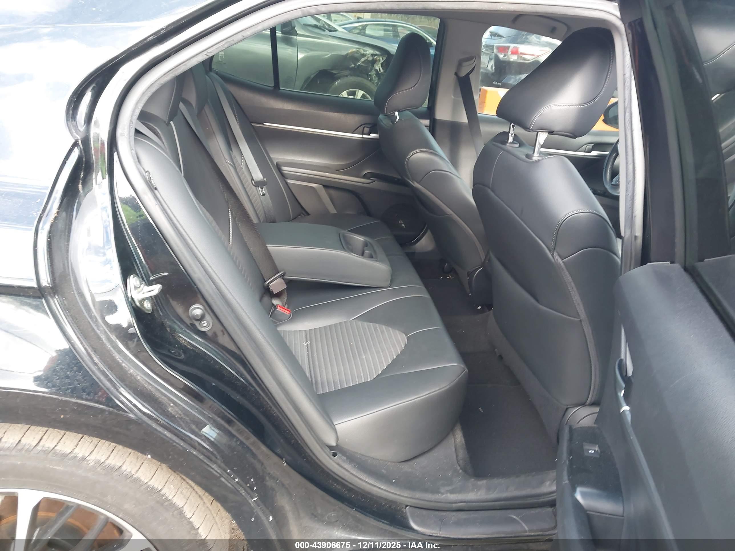 TOYOTA CAMRY image 8