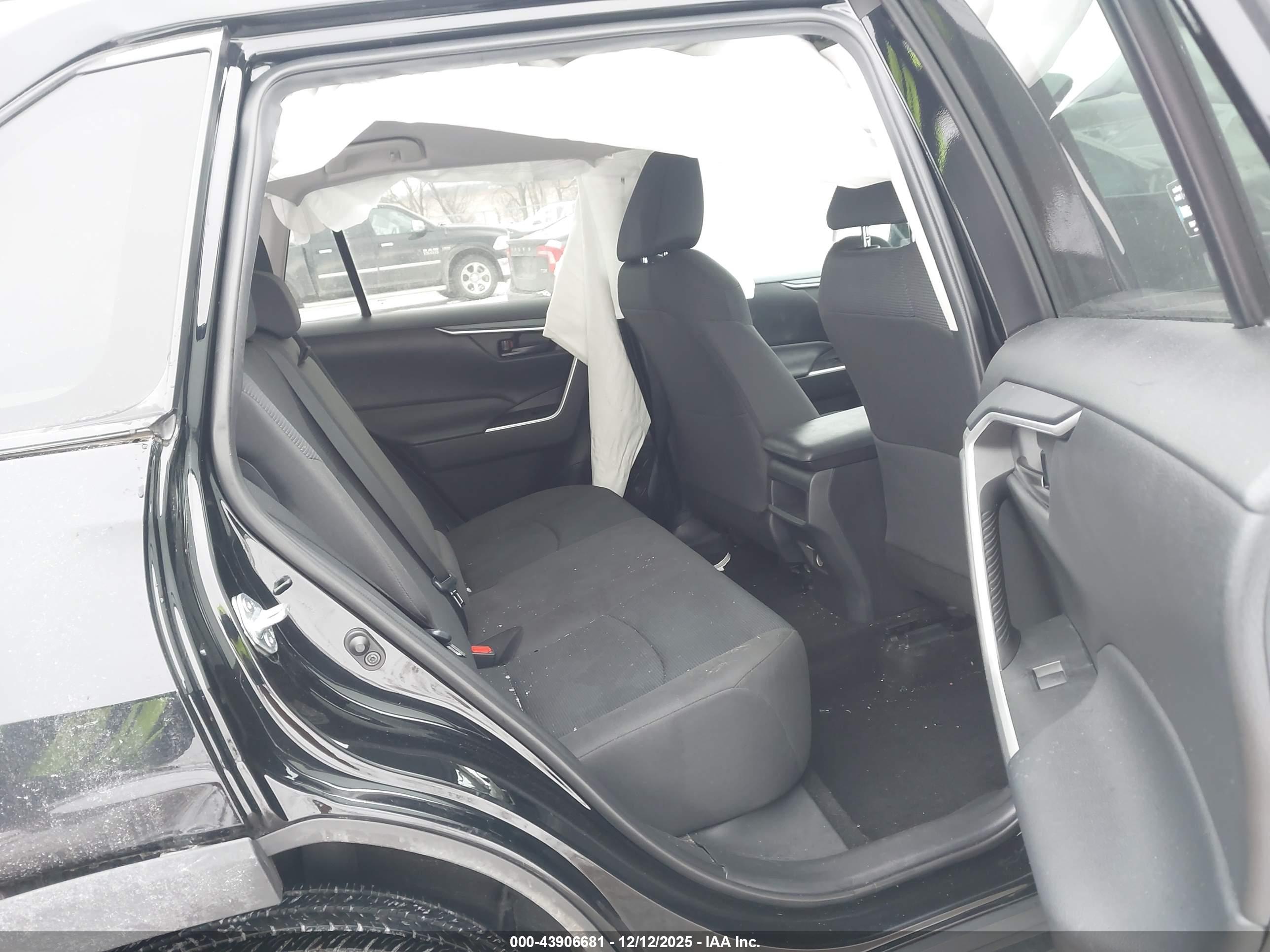 TOYOTA RAV4 image 8
