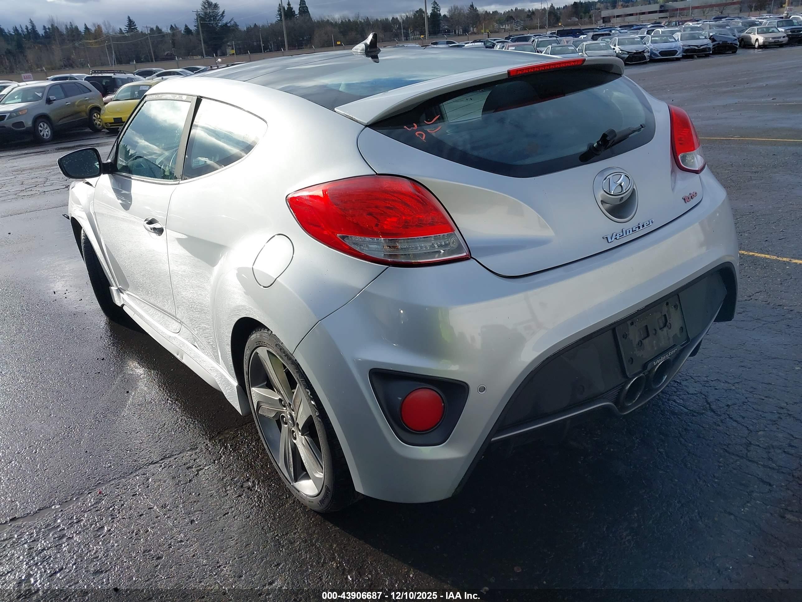 HYUNDAI VELOSTER image 3