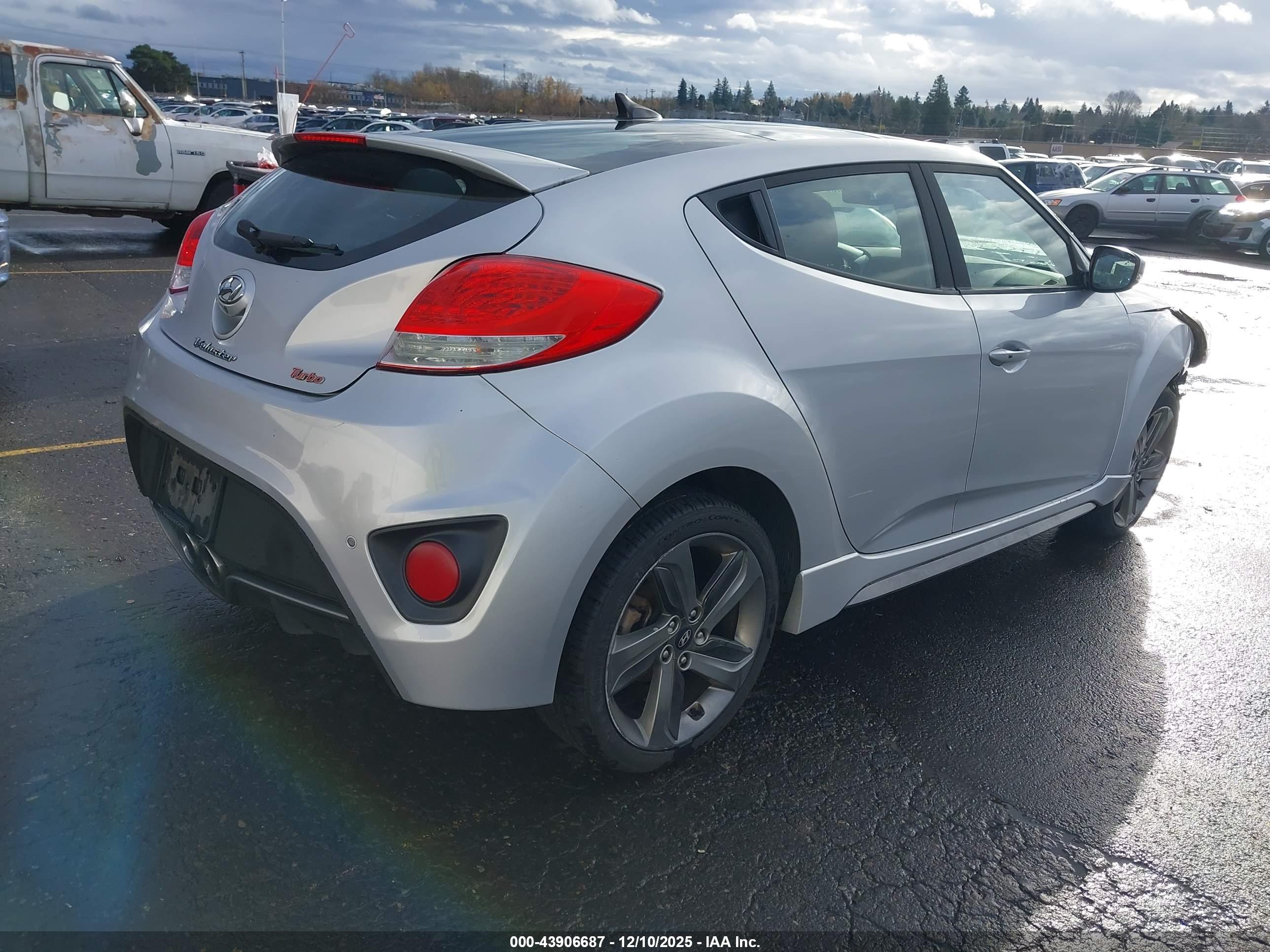 HYUNDAI VELOSTER image 4