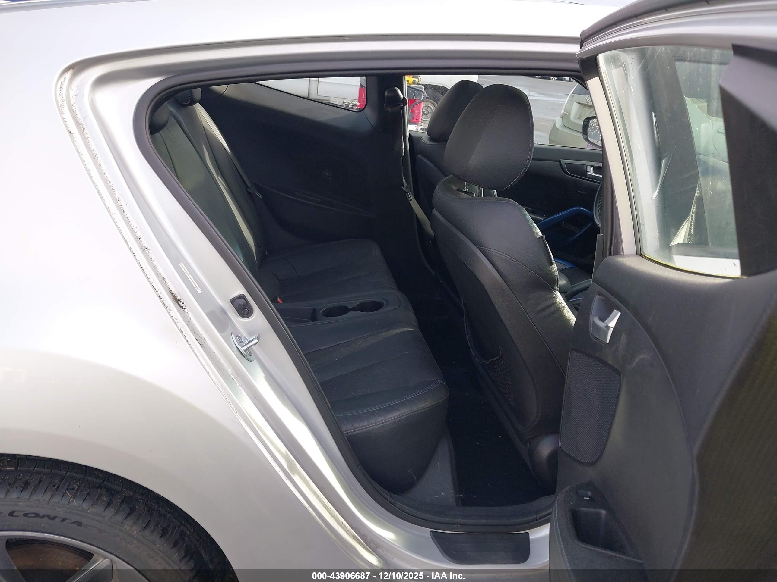 HYUNDAI VELOSTER image 8
