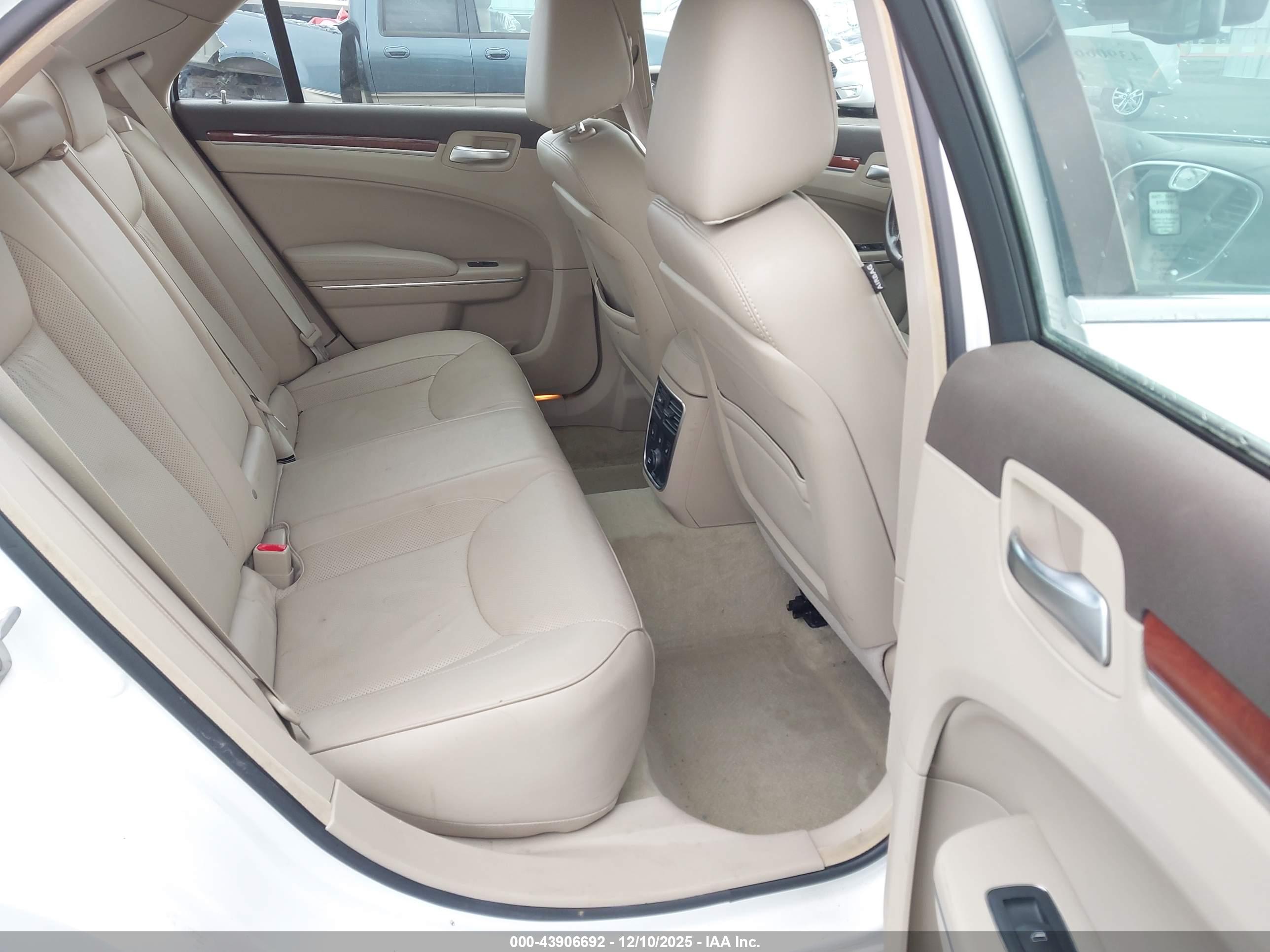 CHRYSLER 300C image 8