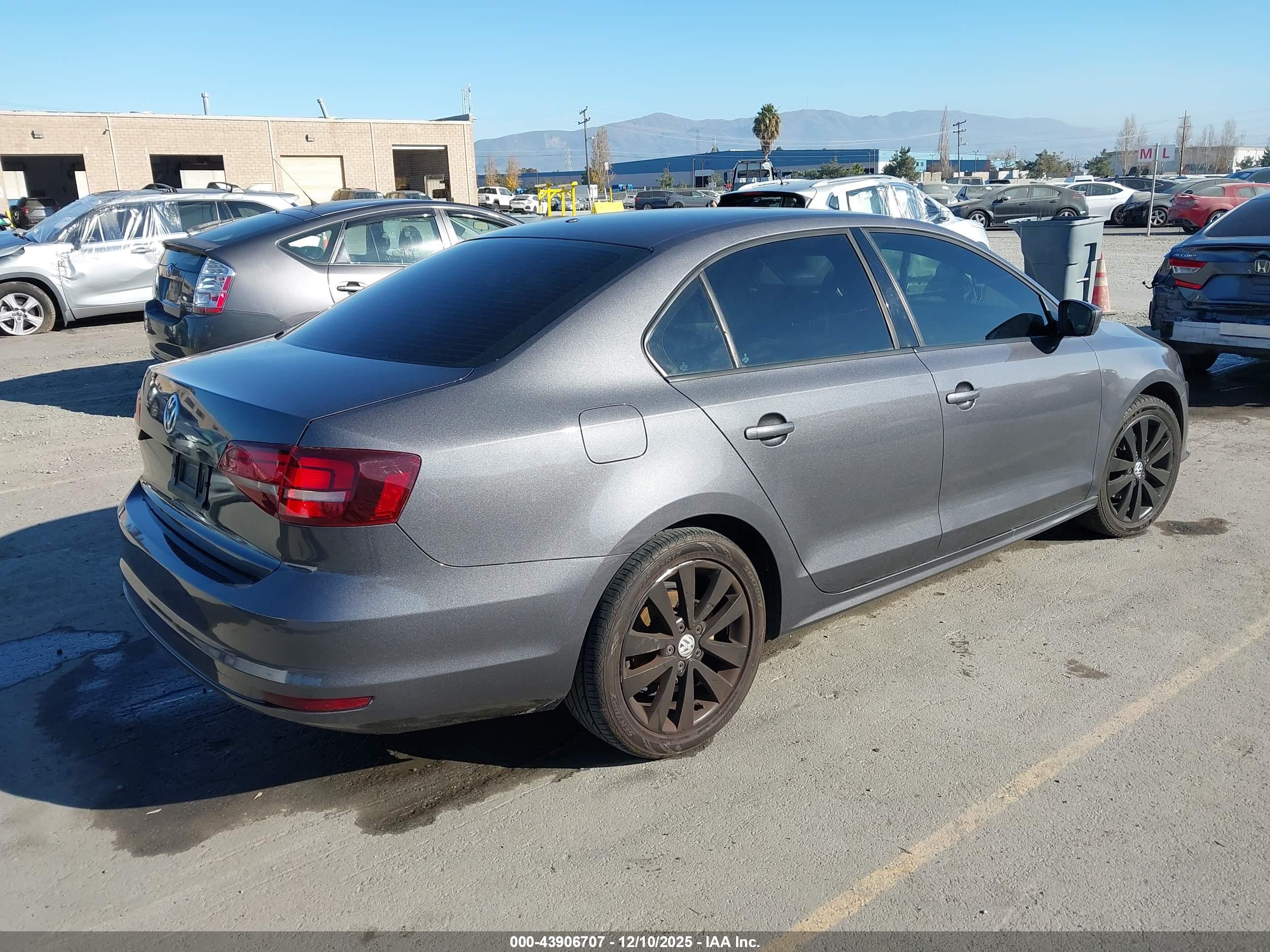 VOLKSWAGEN JETTA image 4