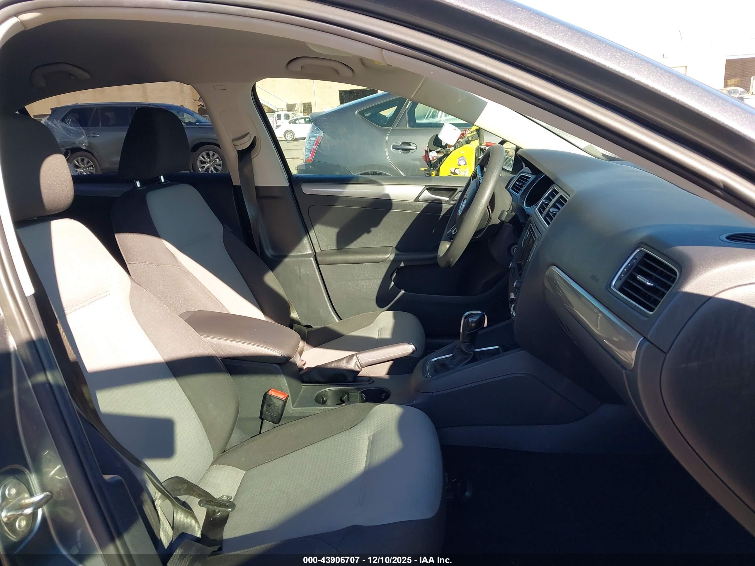 VOLKSWAGEN JETTA image 5