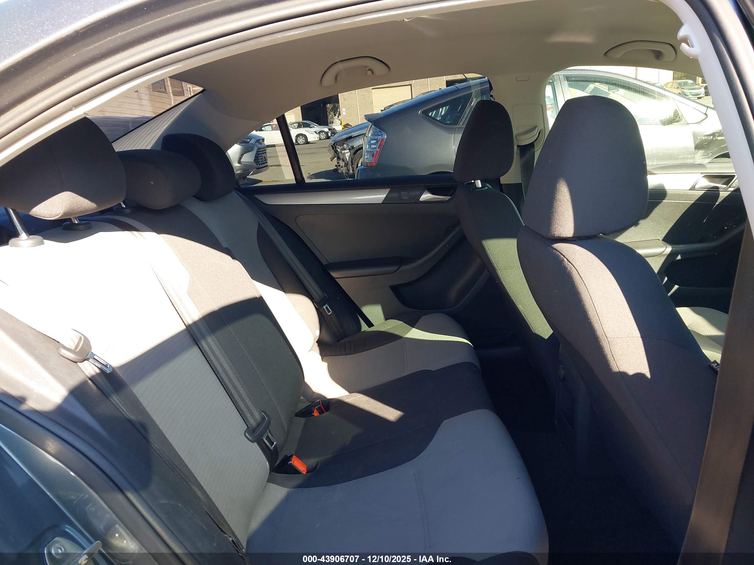 VOLKSWAGEN JETTA image 8