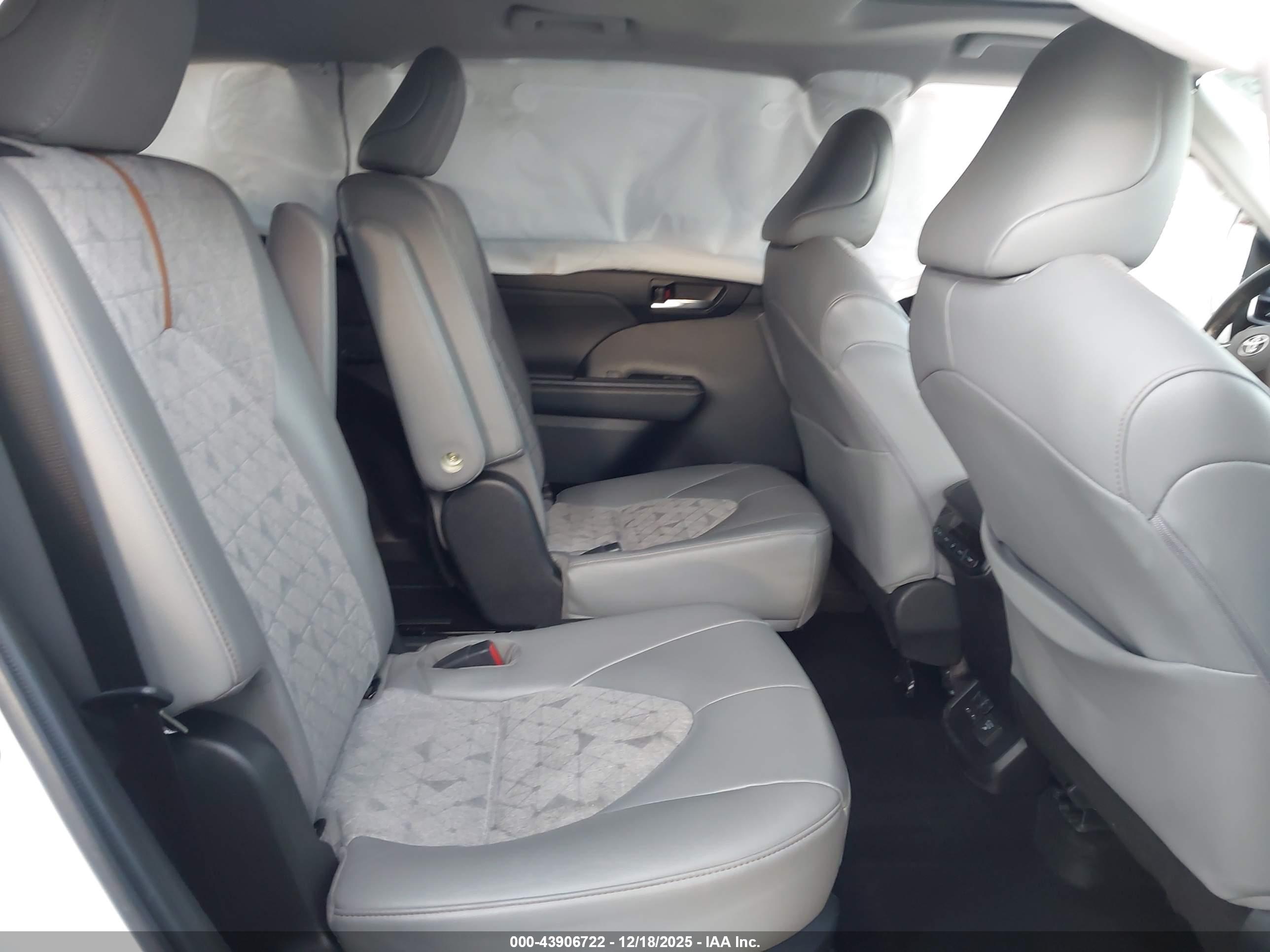 TOYOTA HIGHLANDER image 8