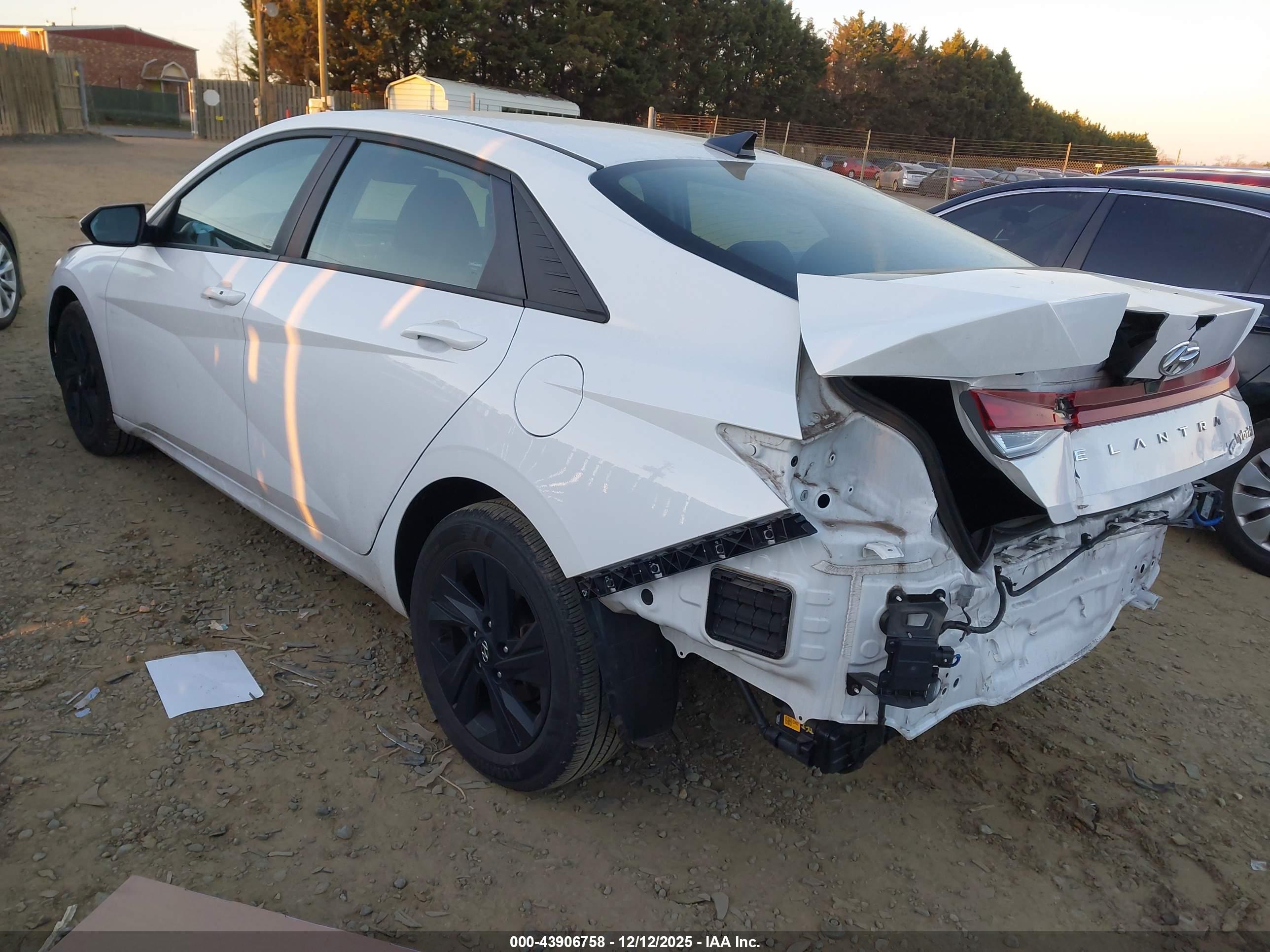 HYUNDAI ELANTRA image 3